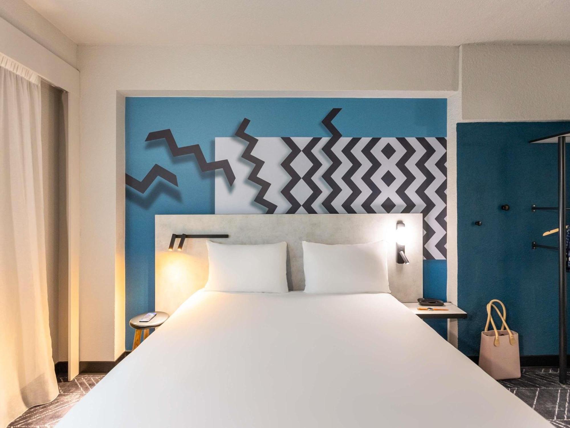 Double Room Queen Bed
