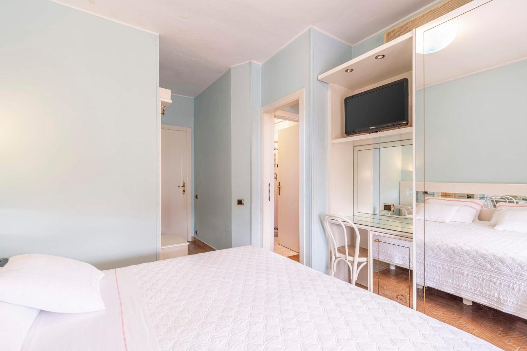 Due Camere Matrimoniali Comunicanti con Balcone (2 Adulti + 2 Bambini)