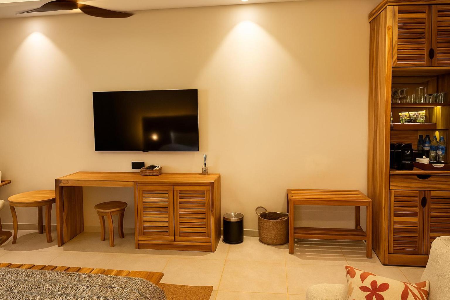 Executive Suite King Bed Front Ocean View