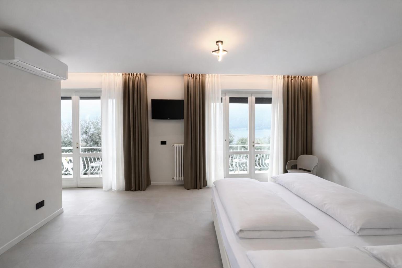Superior Room with Balcony and Lake View