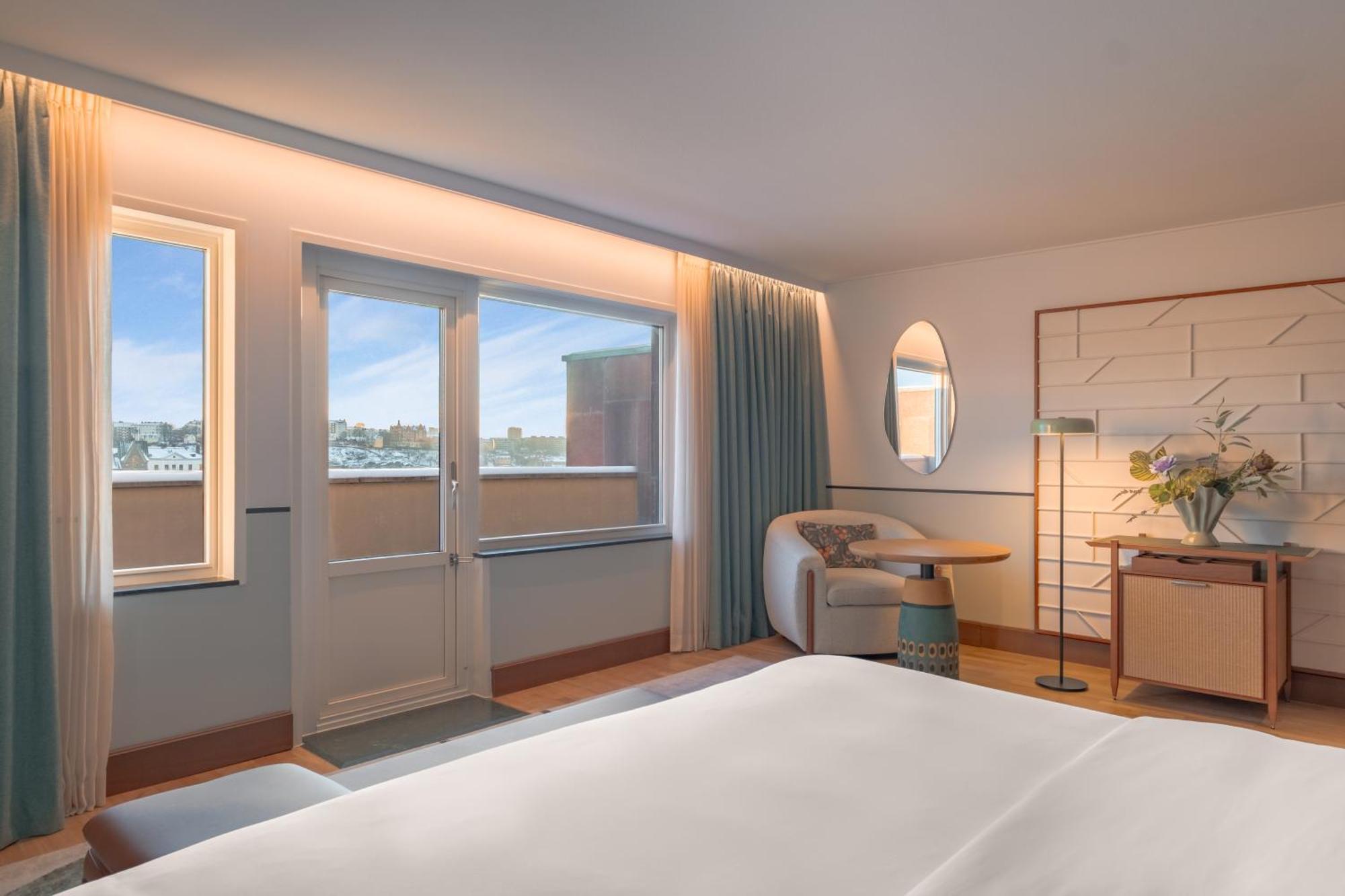 Superior King Room Balcony Lake View