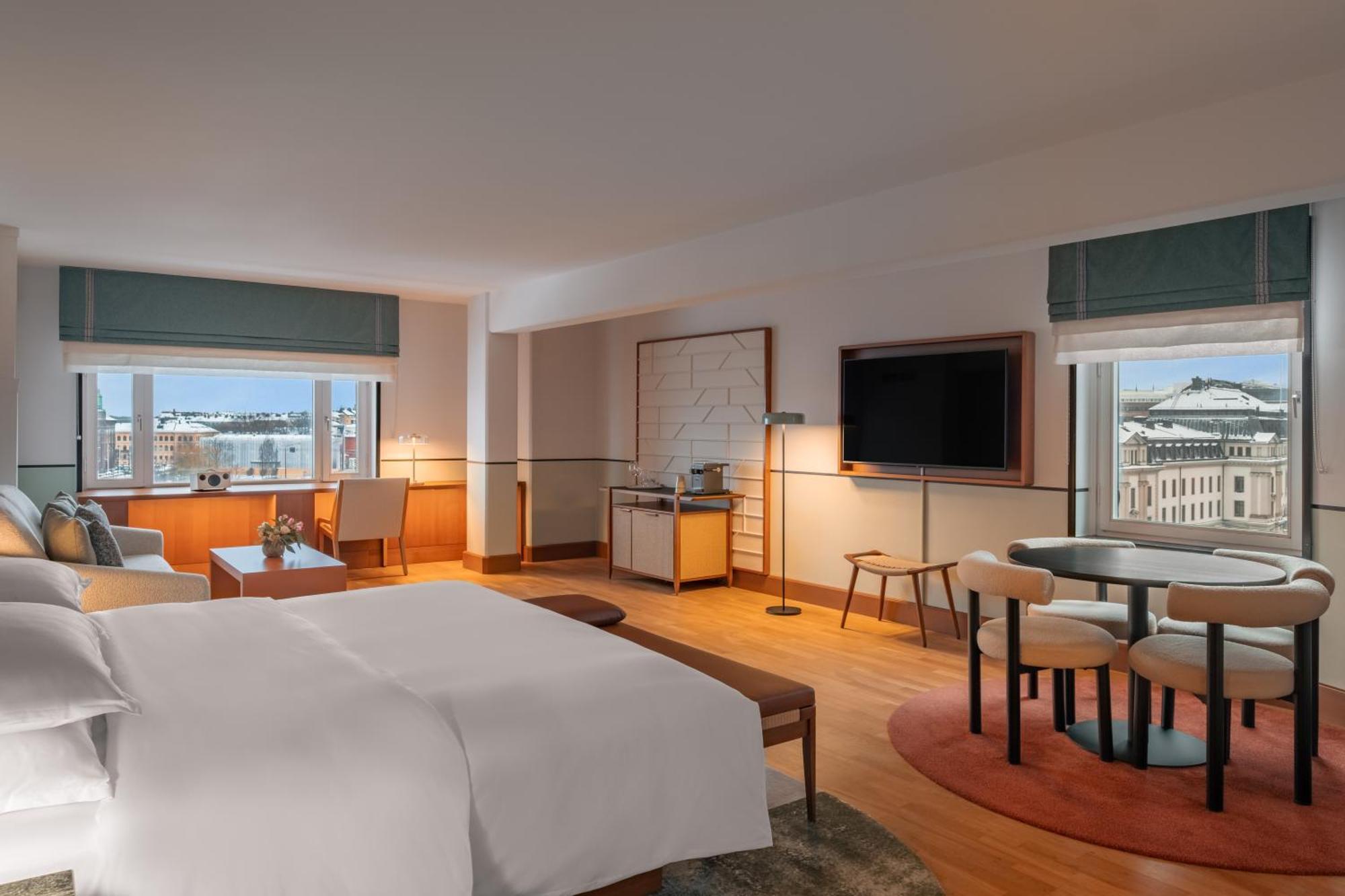 Junior Suite 1 King Bed Lake View