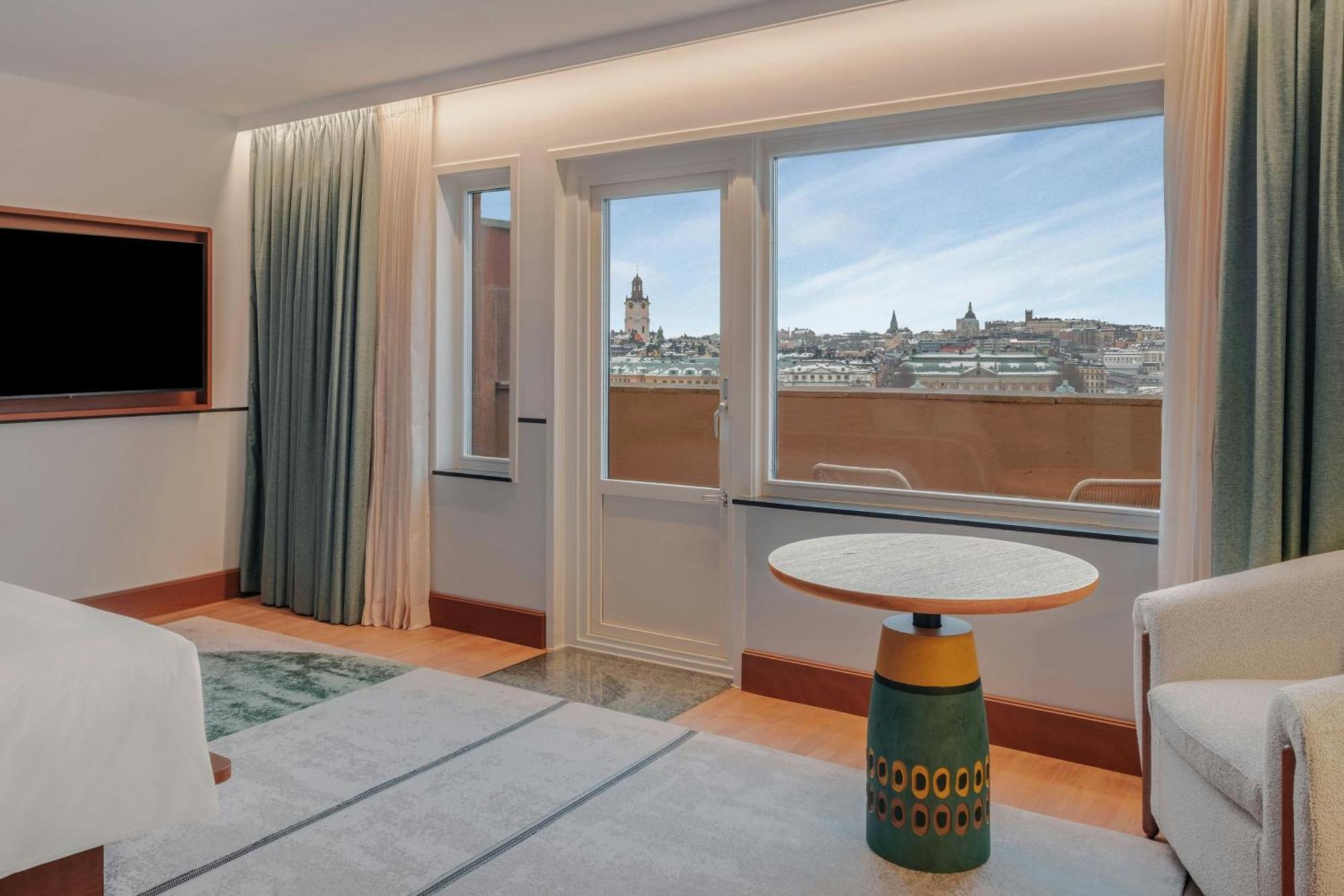 Superior King Room Balcony Lake View