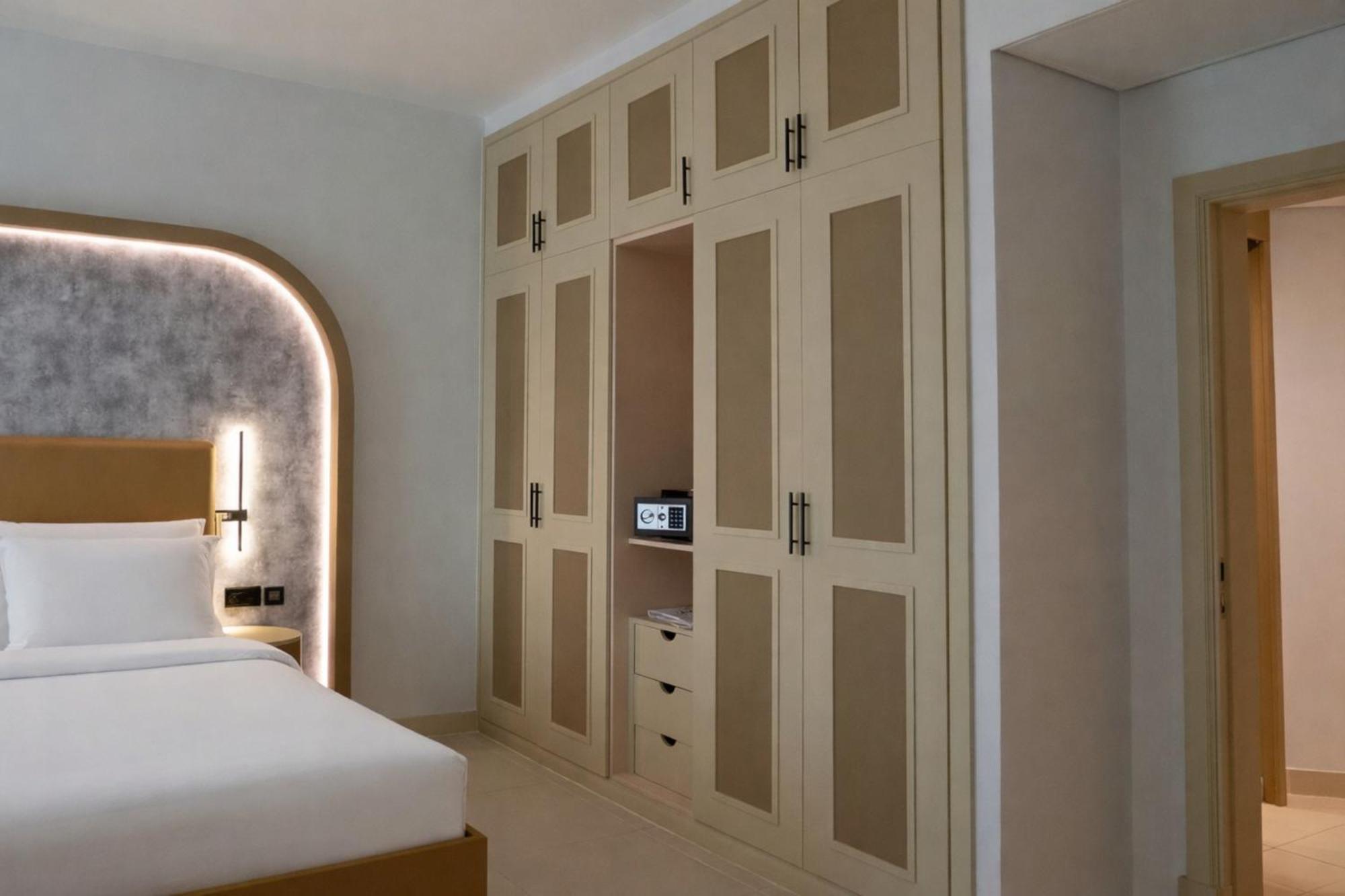 Family Deluxe One Bedroom Suite Sea View
