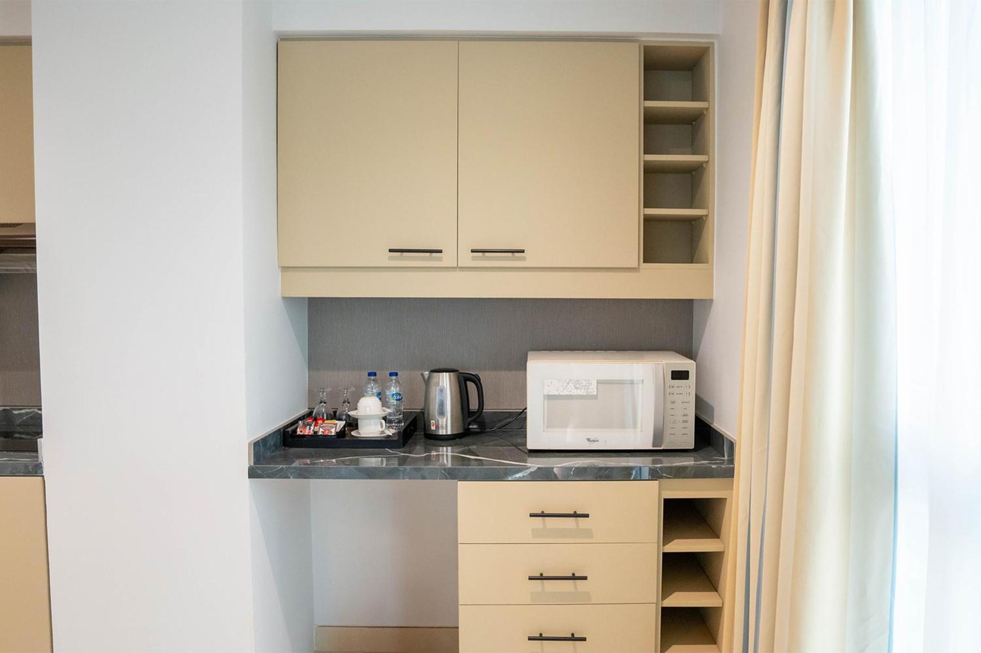 Family Deluxe One Bedroom Suite Sea View
