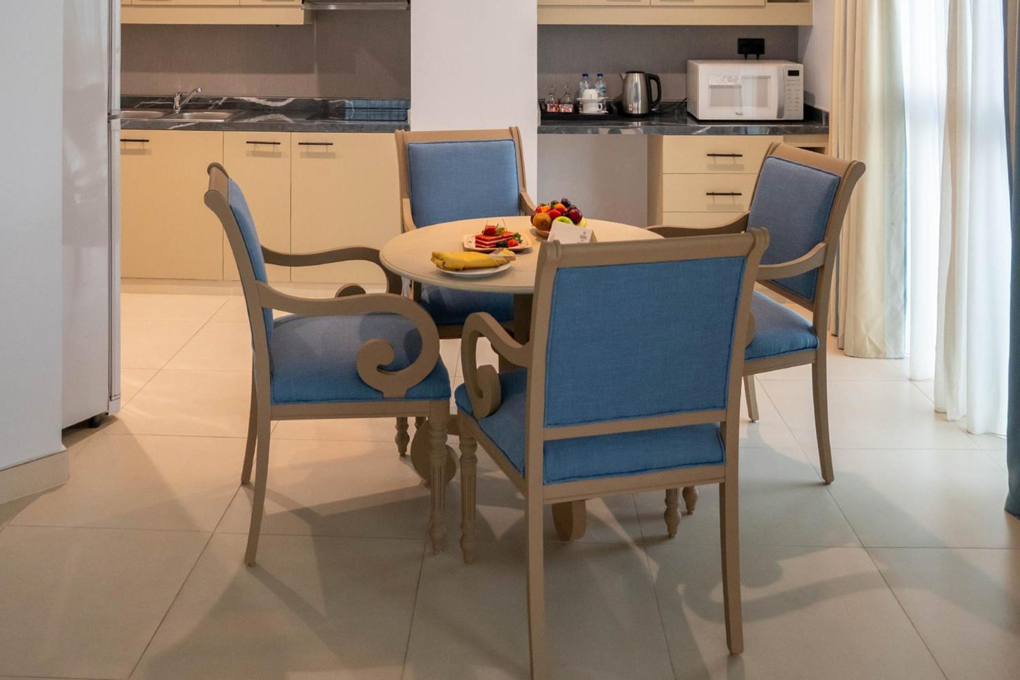 Family Deluxe One Bedroom Suite Sea View