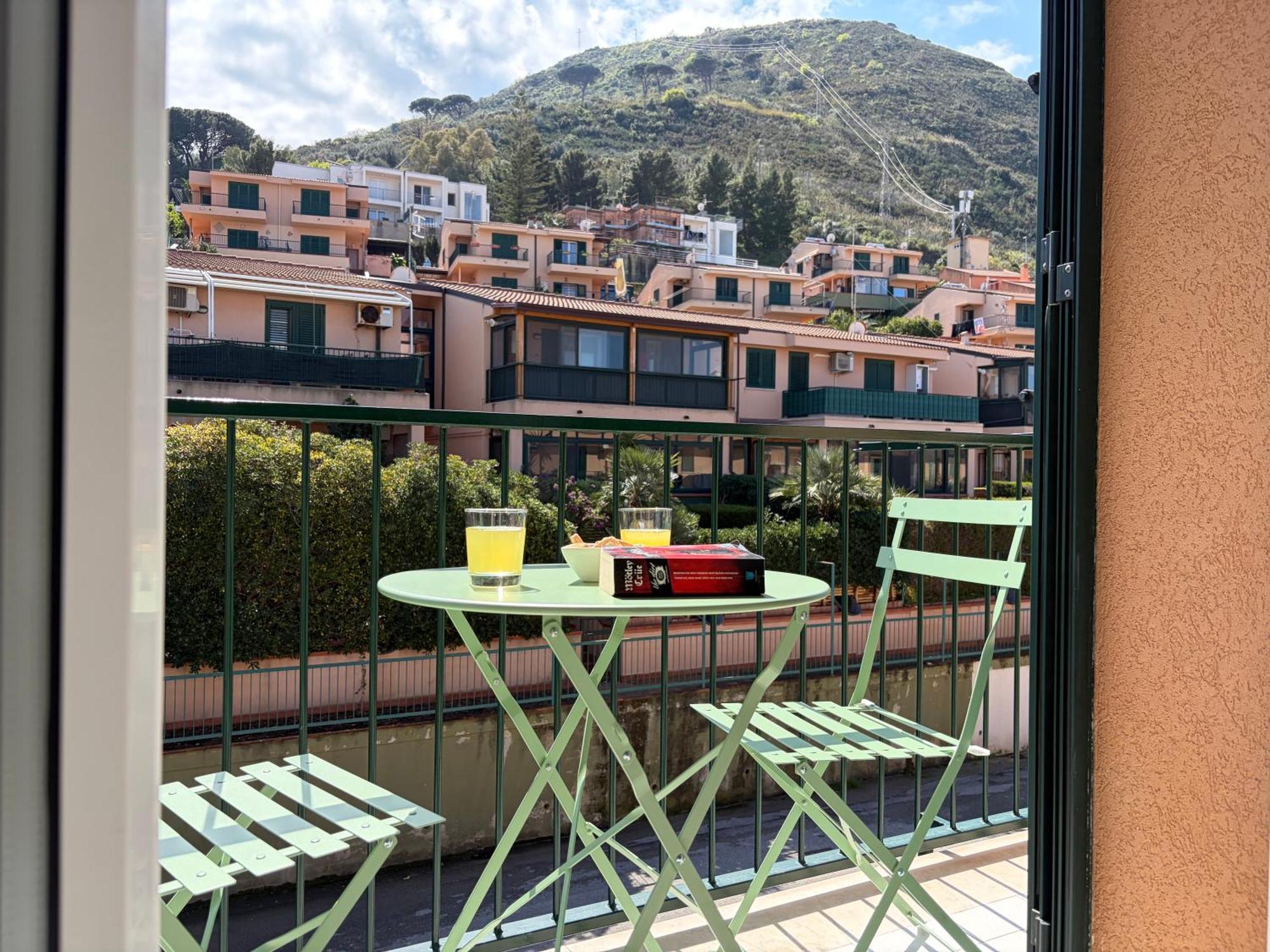 Camera Tripla con Balcone e Vista Montagna