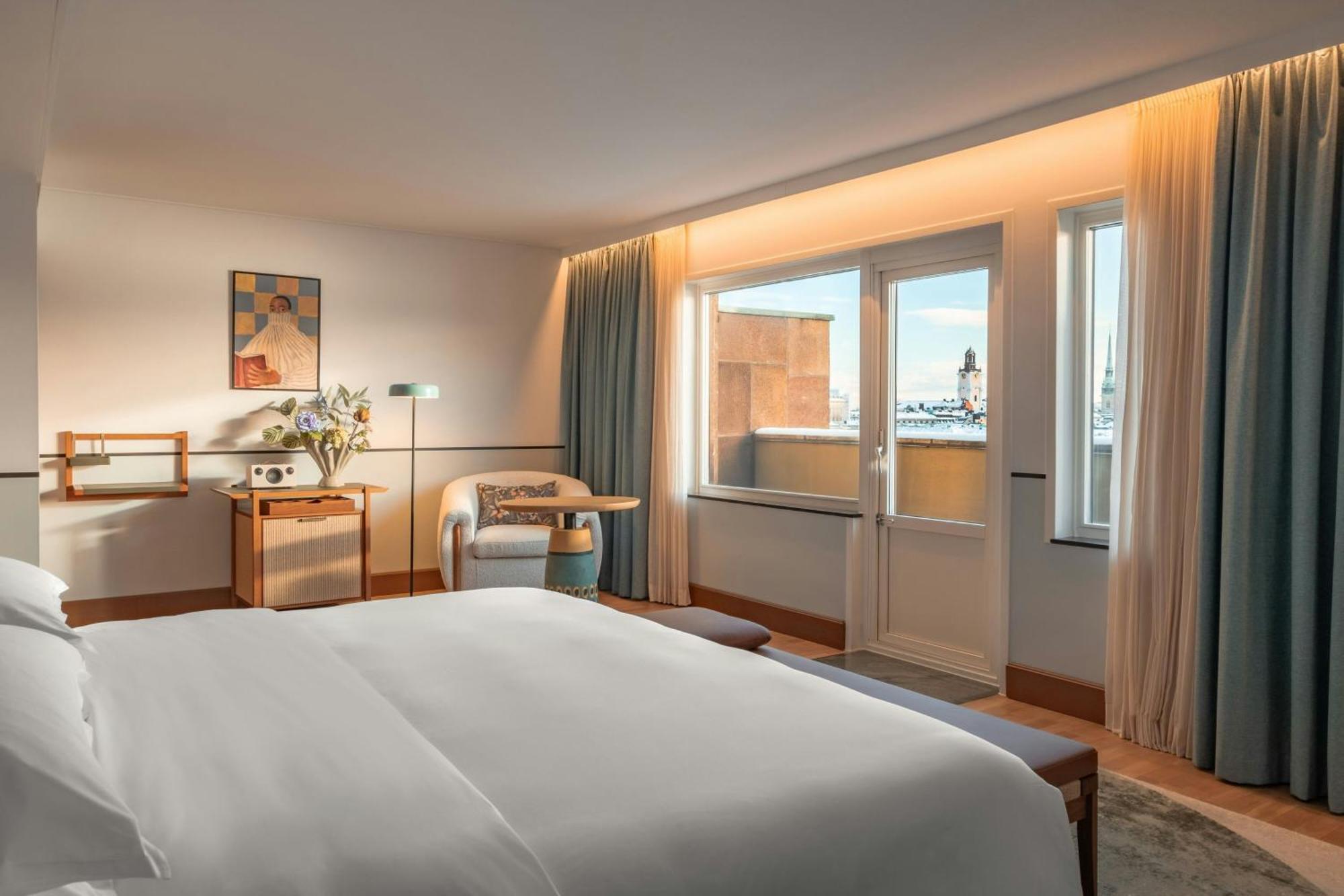 Ambassador One-Bedroom King Suite Lake View