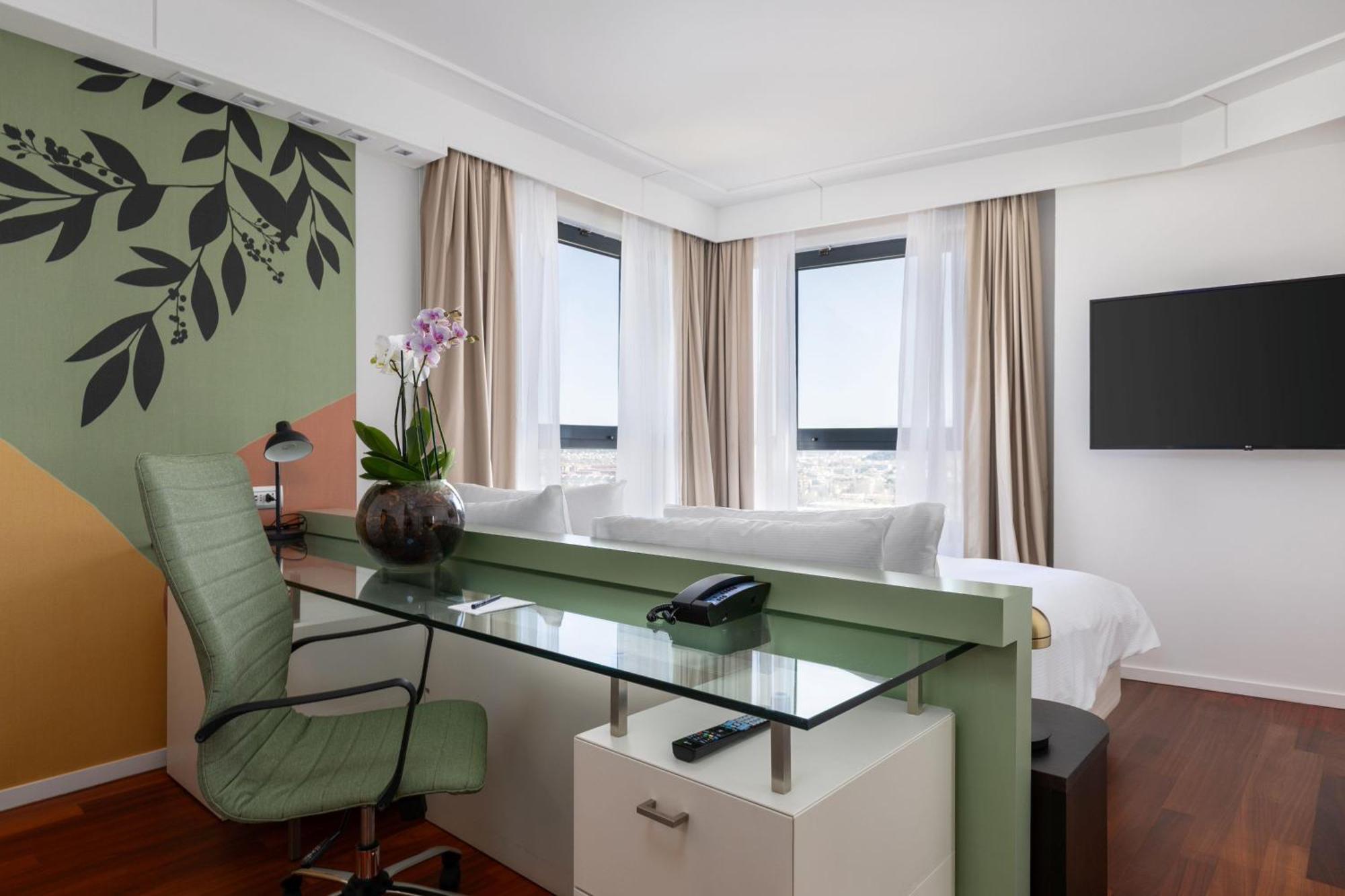 Executive King Corner Room City View