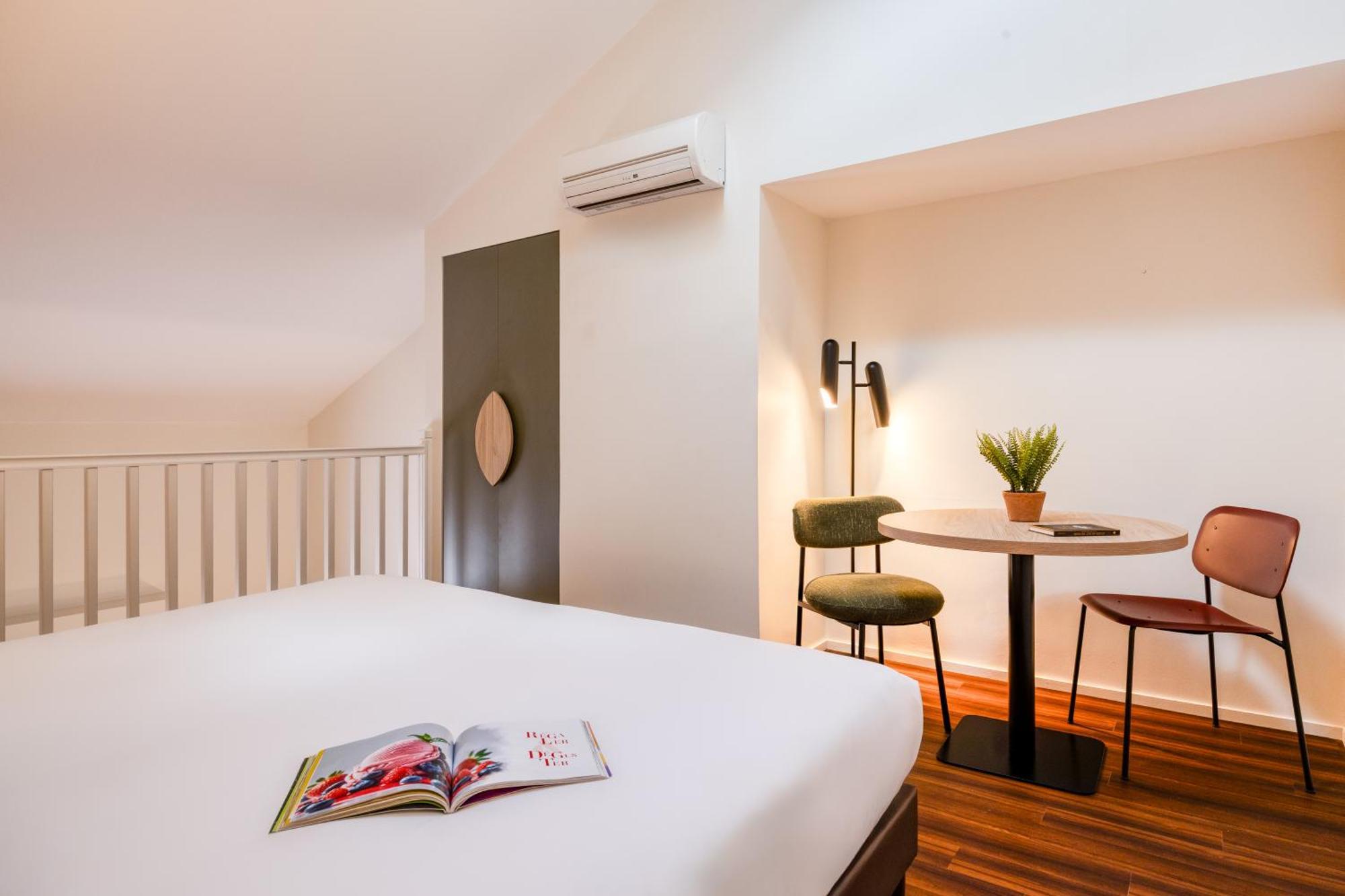 Deluxe One-Bedroom Apartment