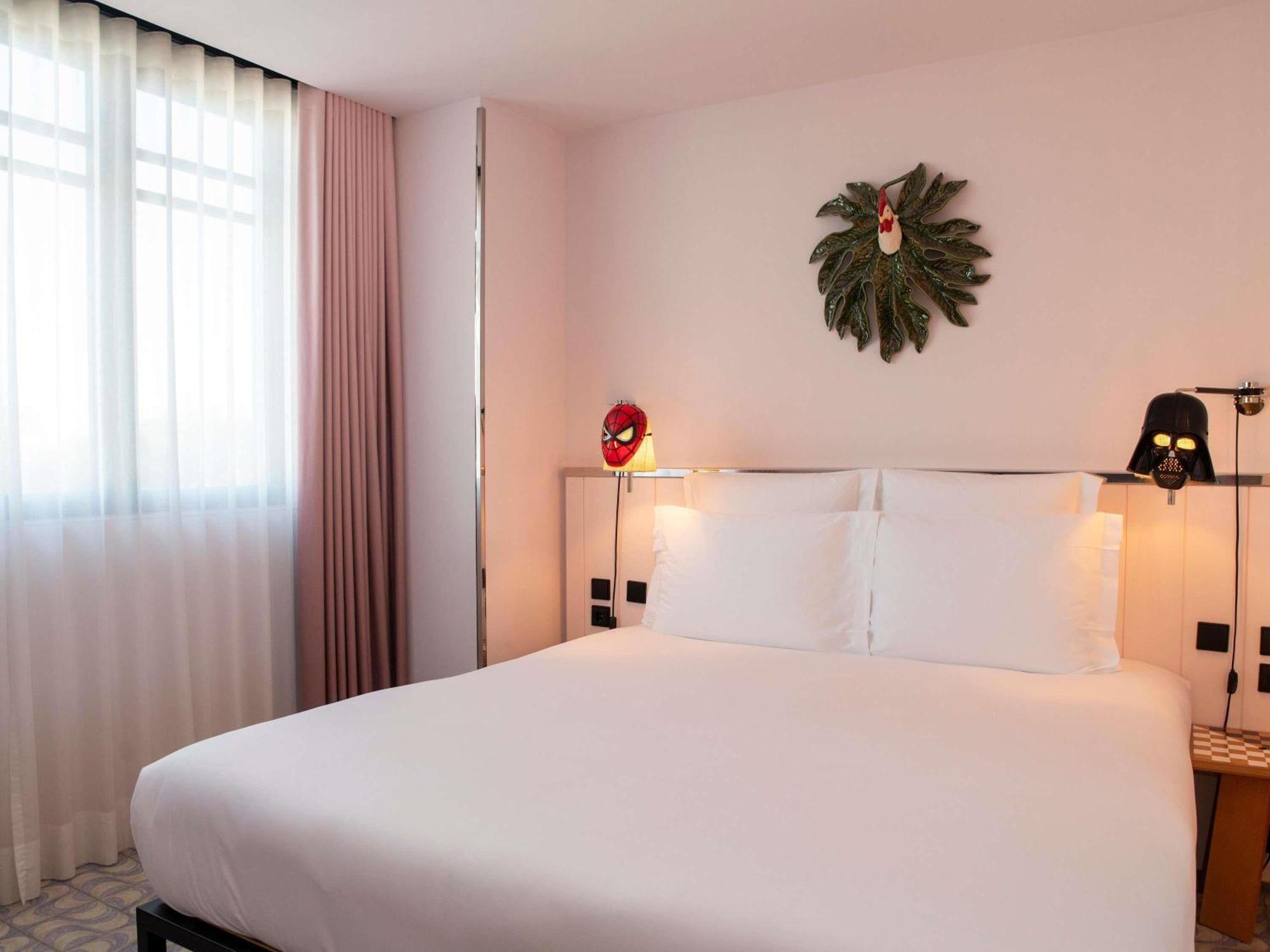 Medium Mama Double Room King Bed Balcony Avenue View