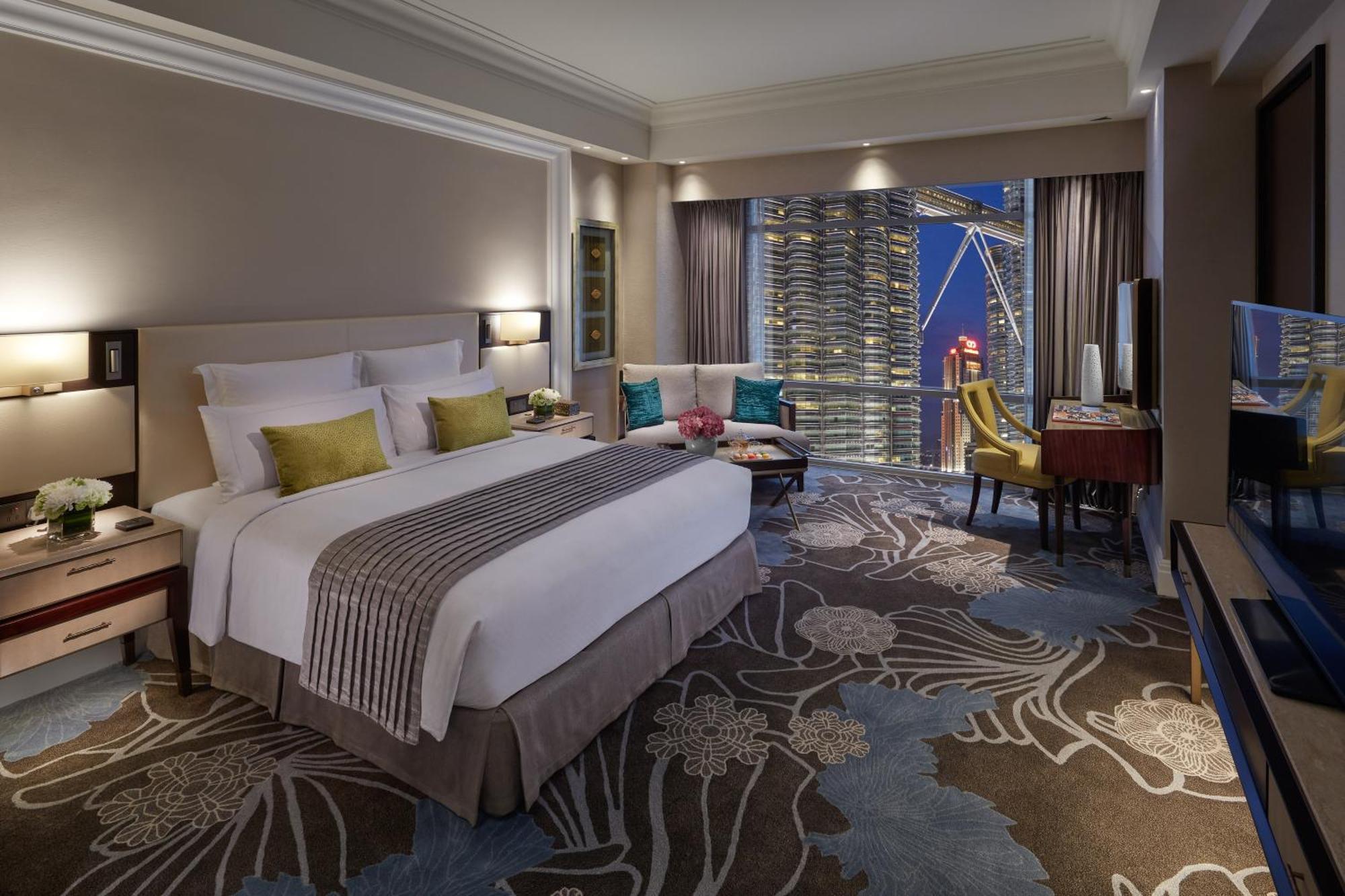 Twin Towers View Suite King Bed