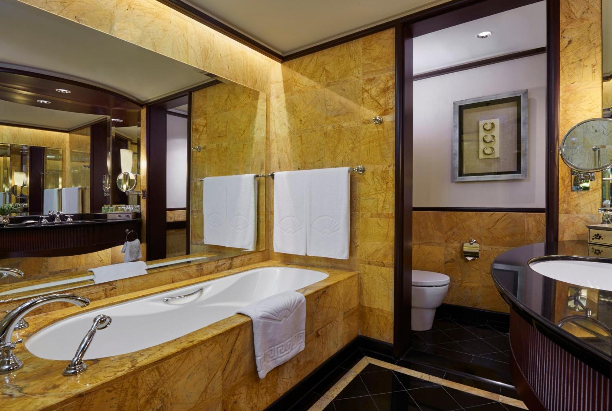 Twin Towers View Suite King Bed