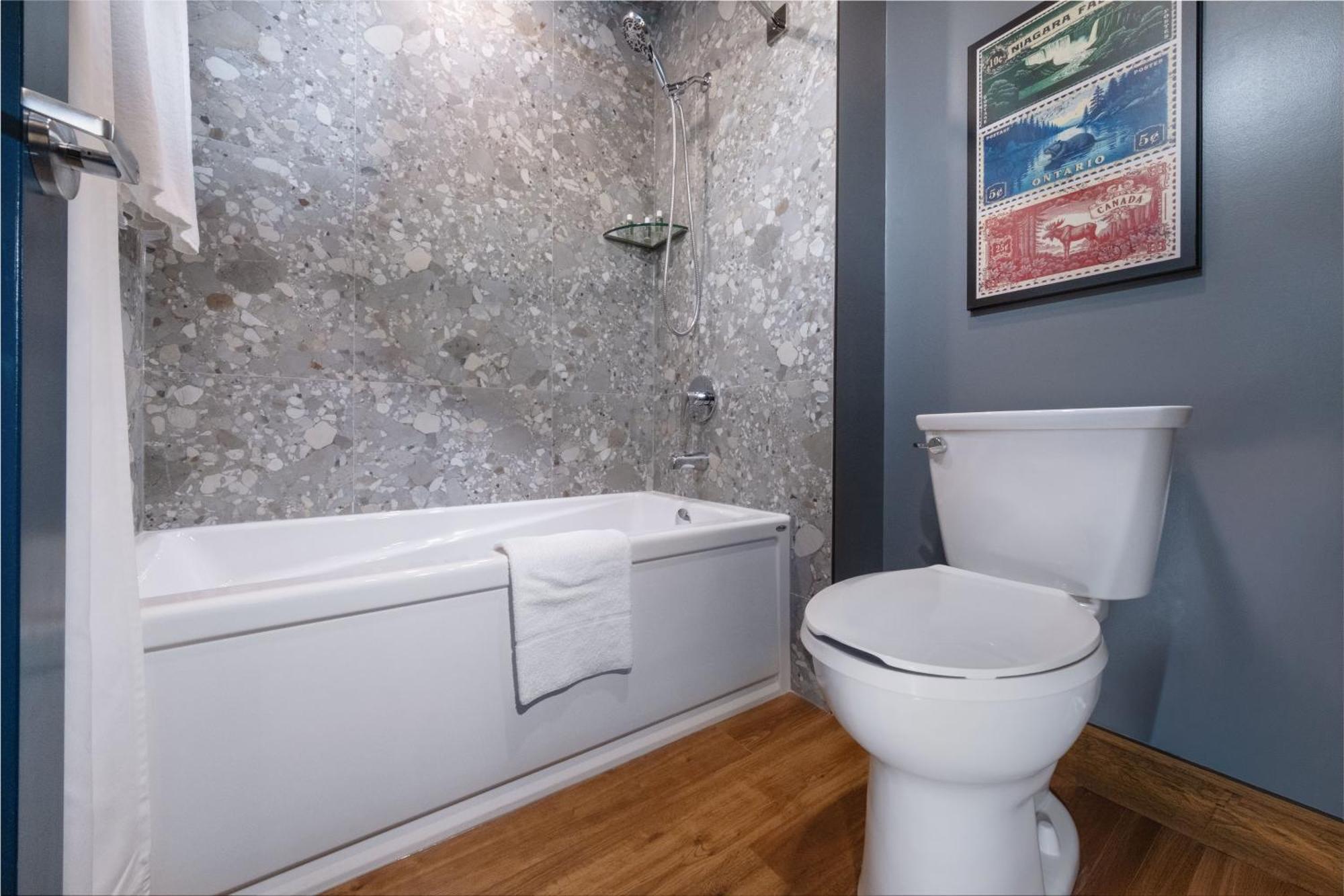 Deluxe Wolf Den Suite
