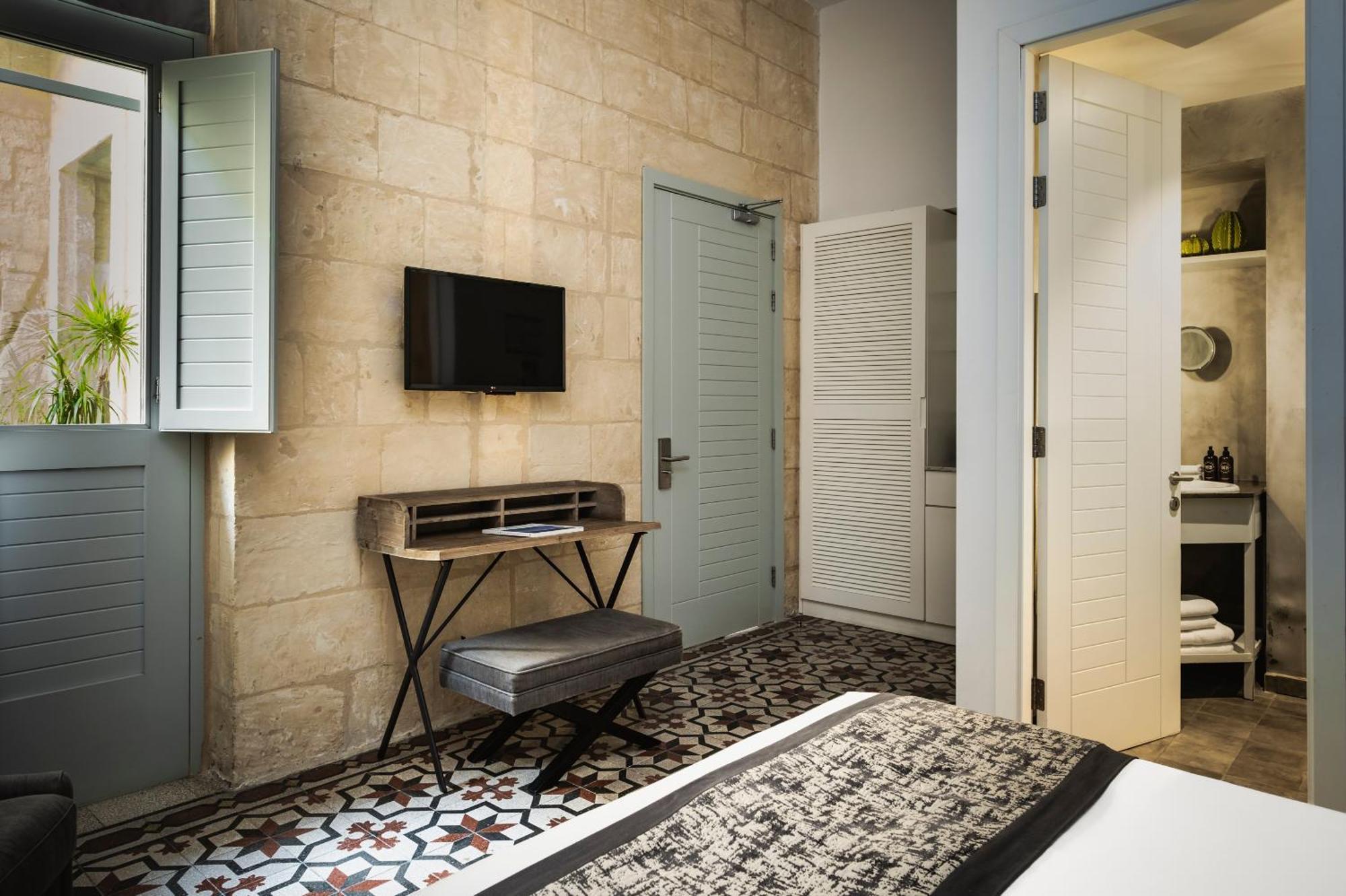 Deluxe Courtyard Room