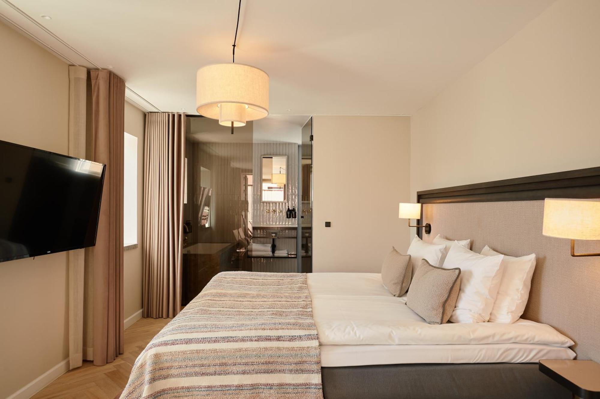 Signature Suite