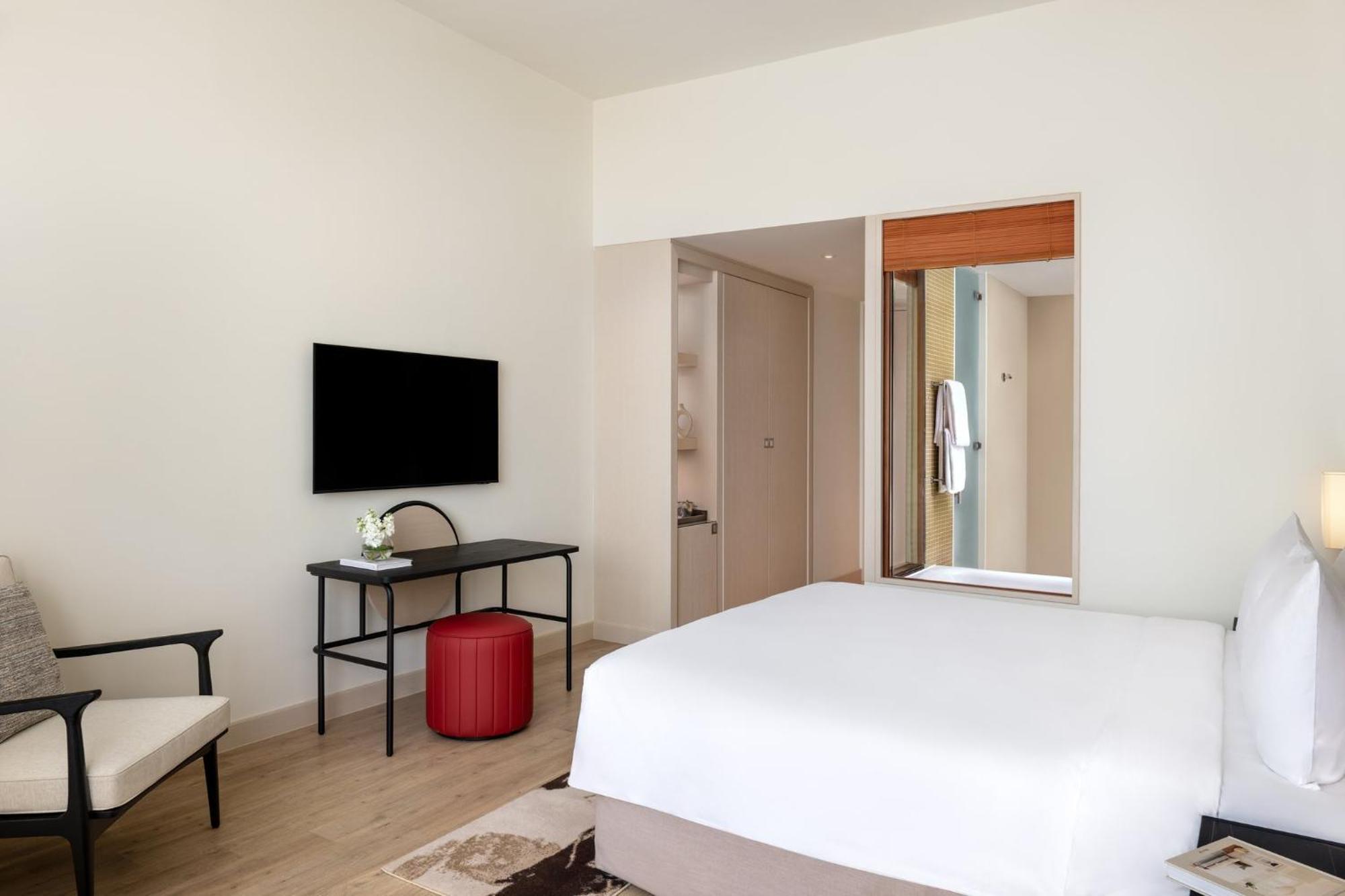 Deluxe King Room Accessible Pool View or Theme Park Access