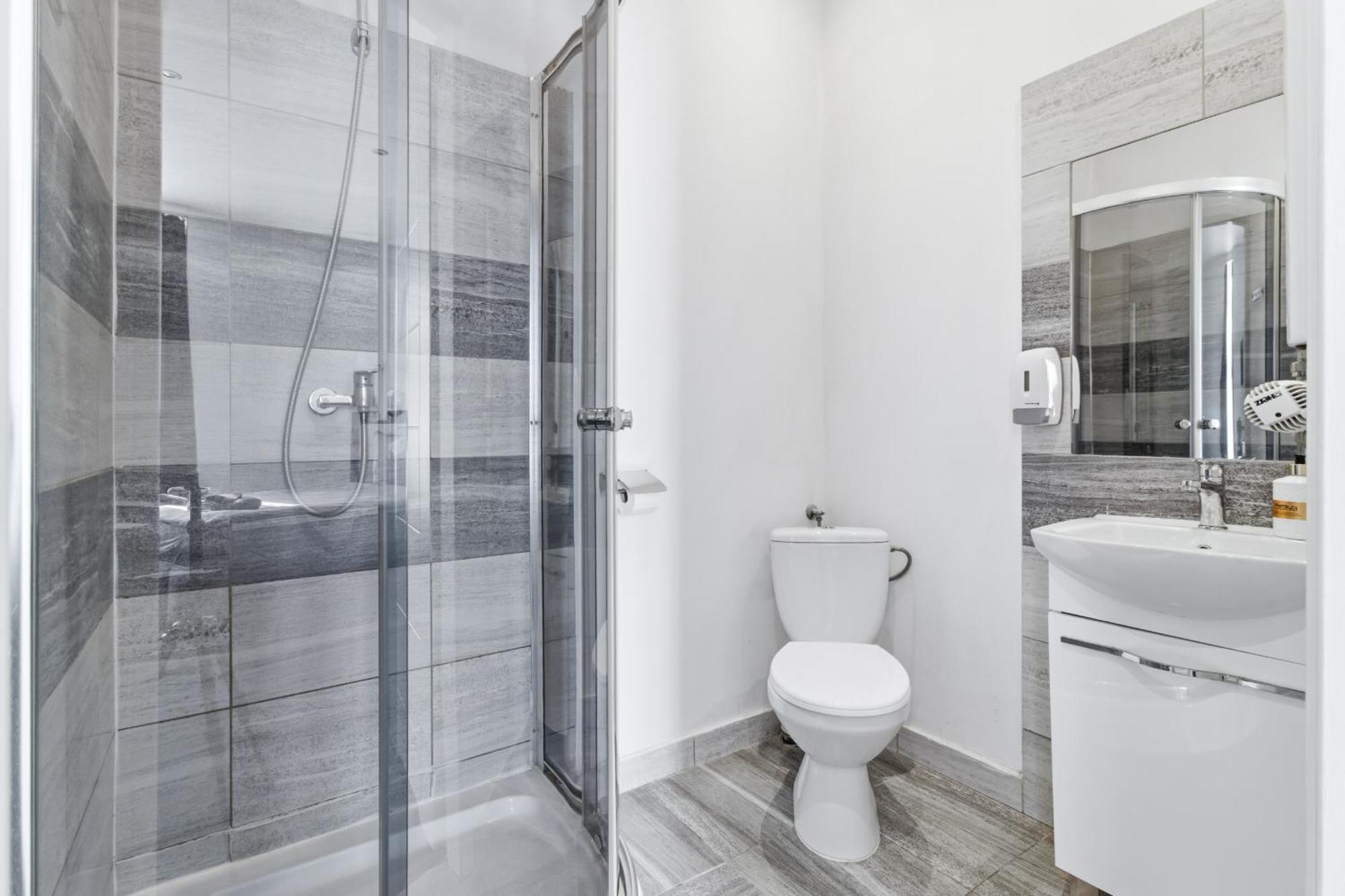 Comfort Triple Room Shower