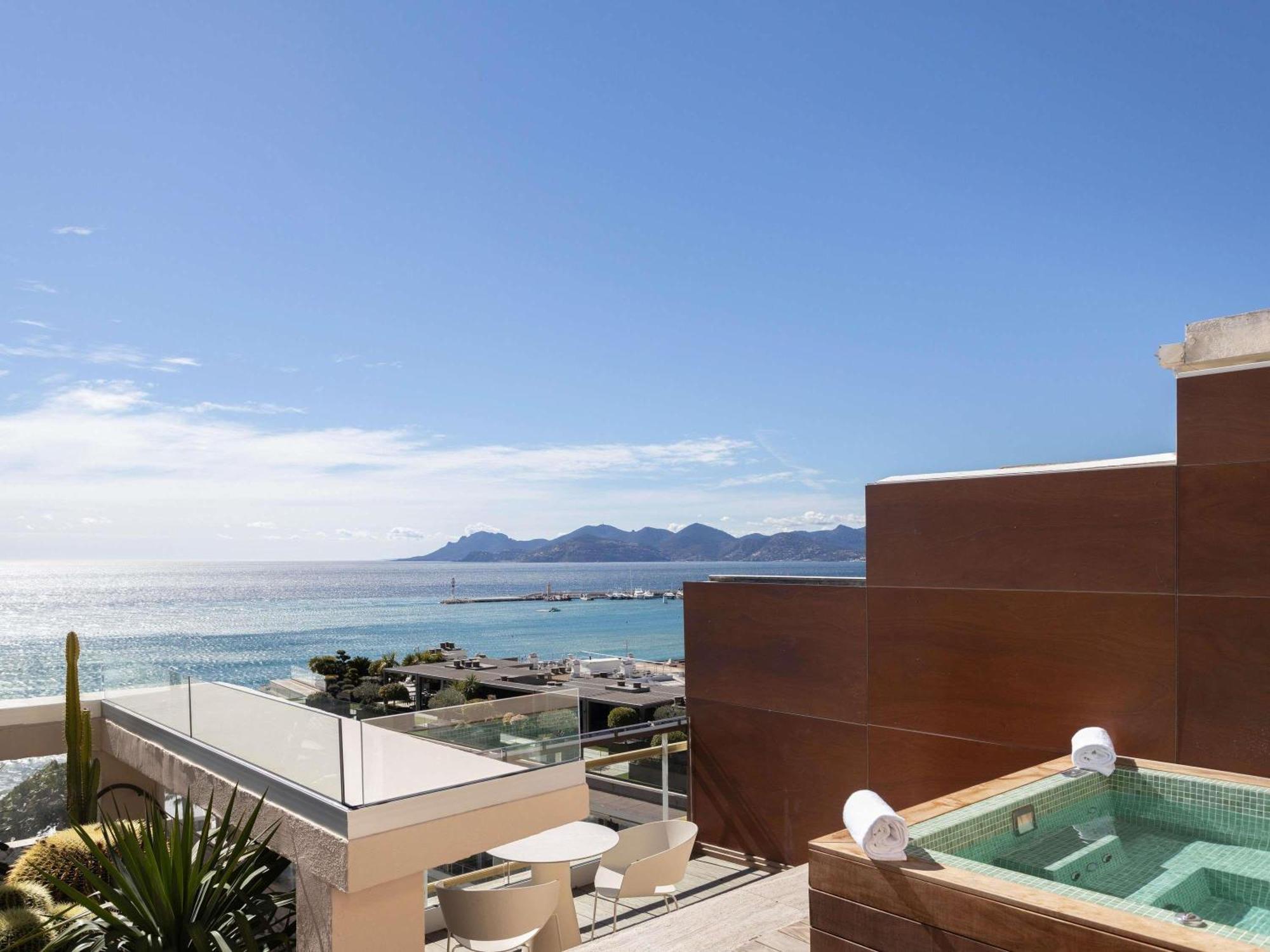 Camera Panoramic con Terrazza e Vista Mare