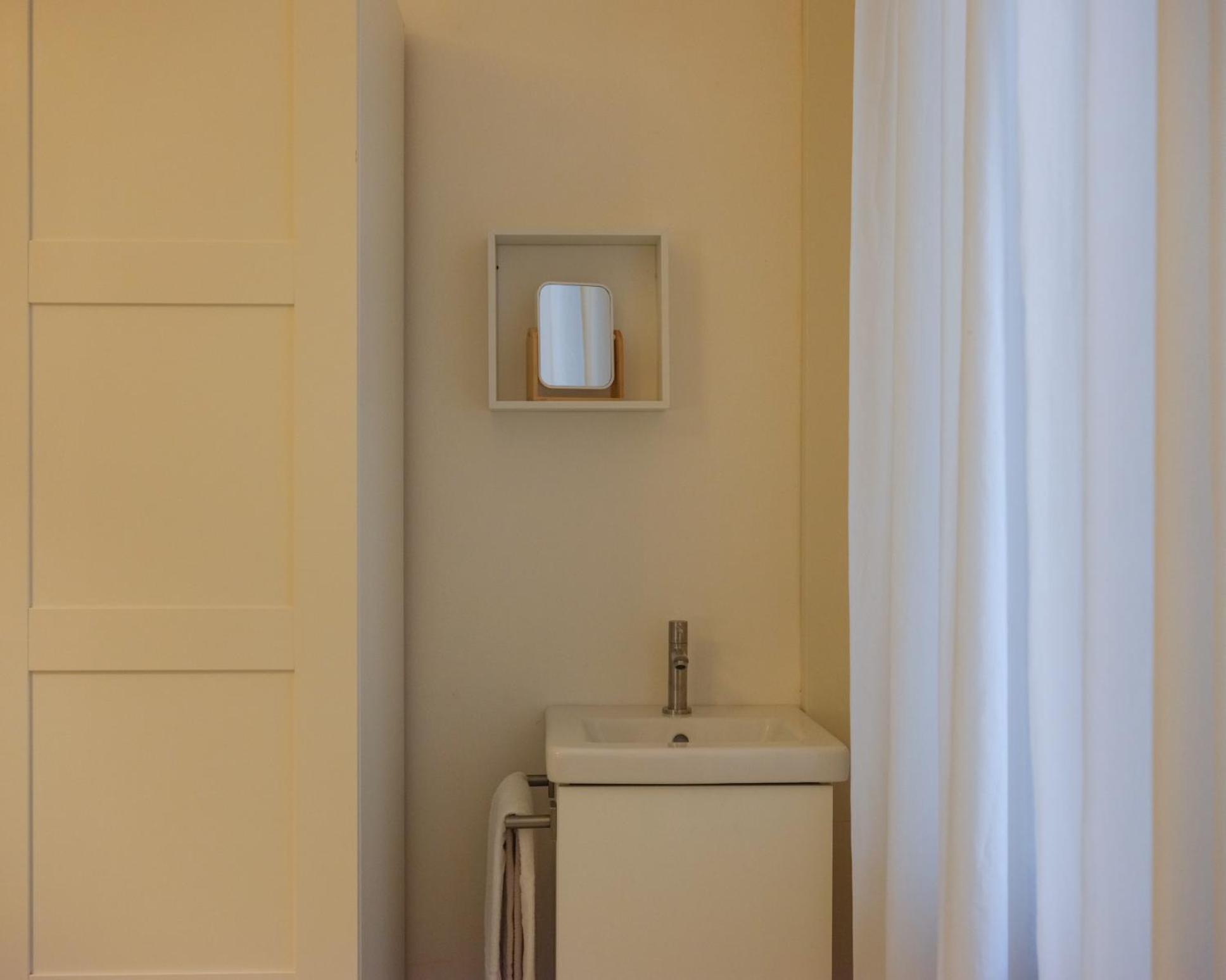 Camera Matrimoniale/Doppia con Letti Singoli con Bagno in Comune