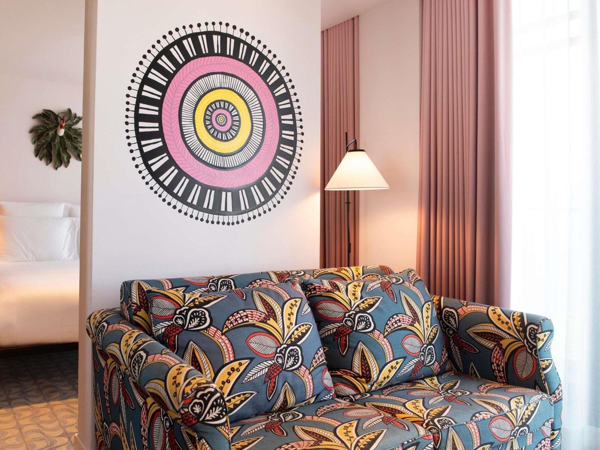 LARGE MAMA Double Room Balcony Avenue View