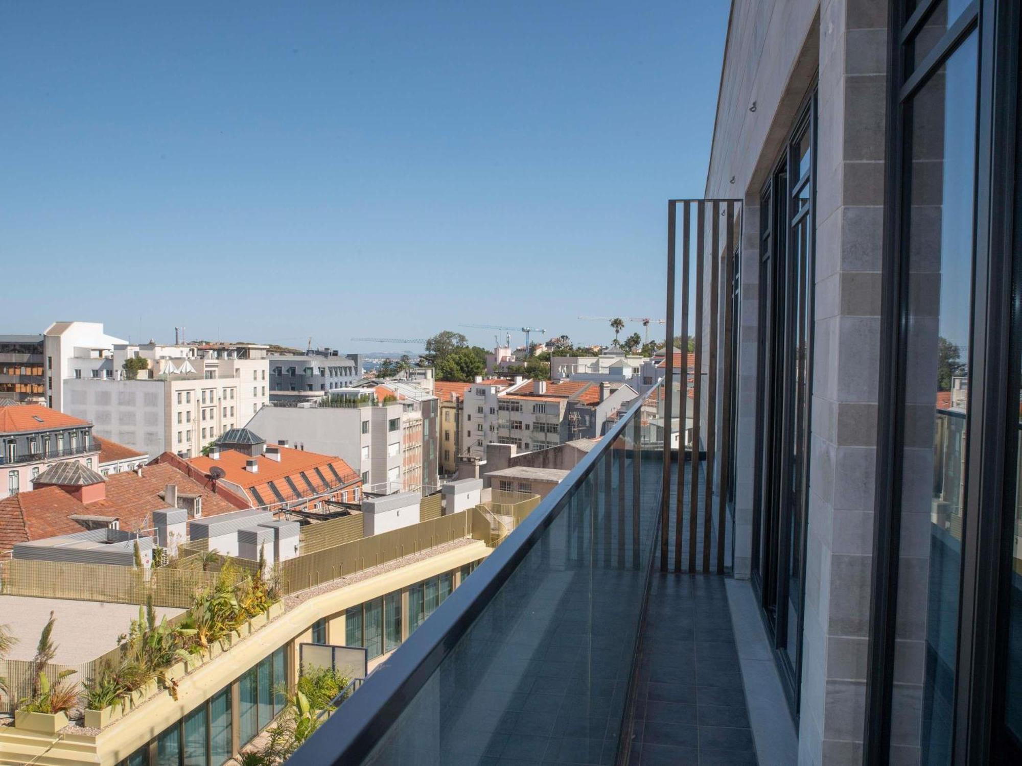 LARGE MAMA Double Room Balcony Avenue View