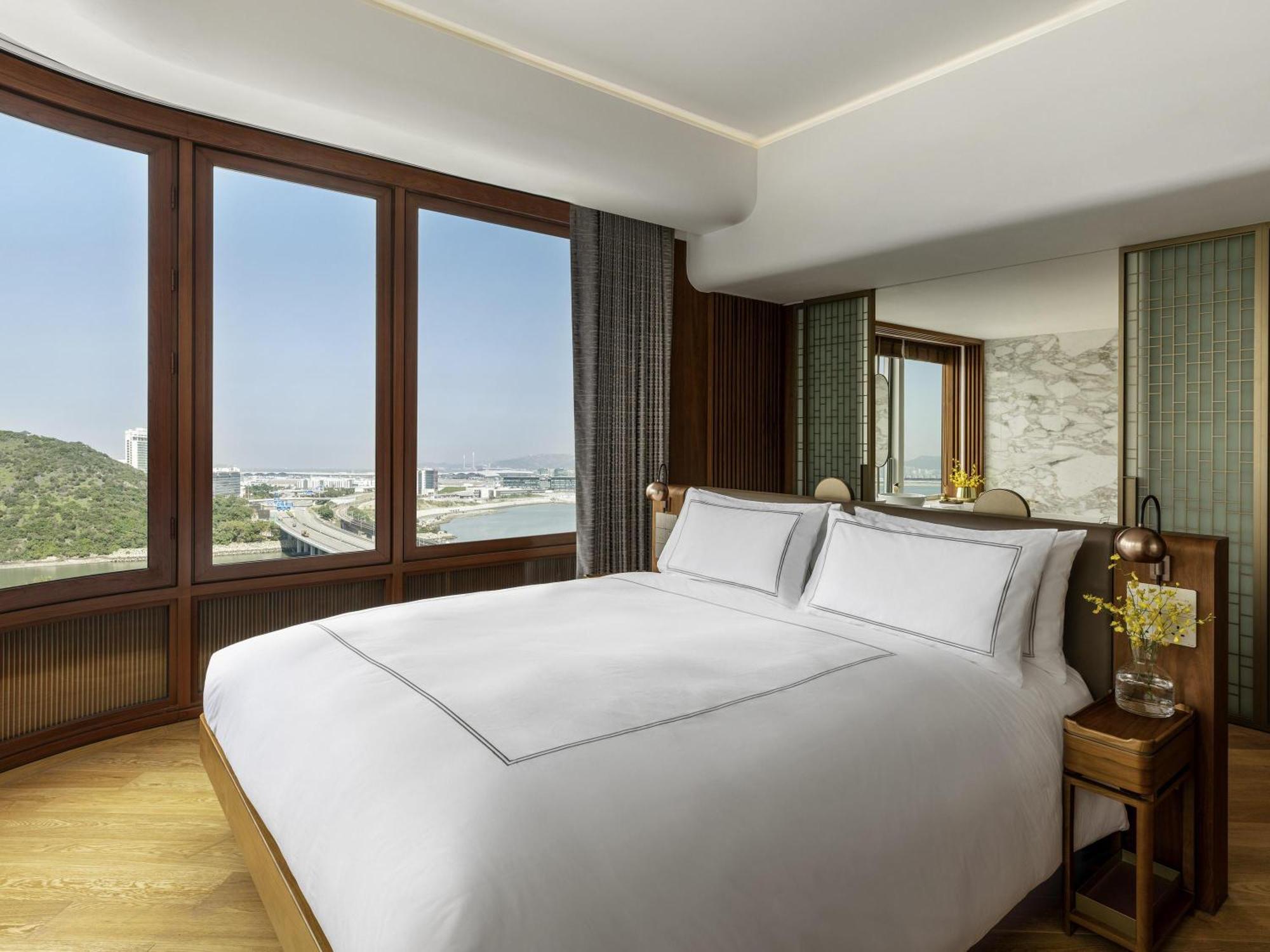 Sunset Suite 1 King Size Bed Lounge Access Corner Suite panoramic view