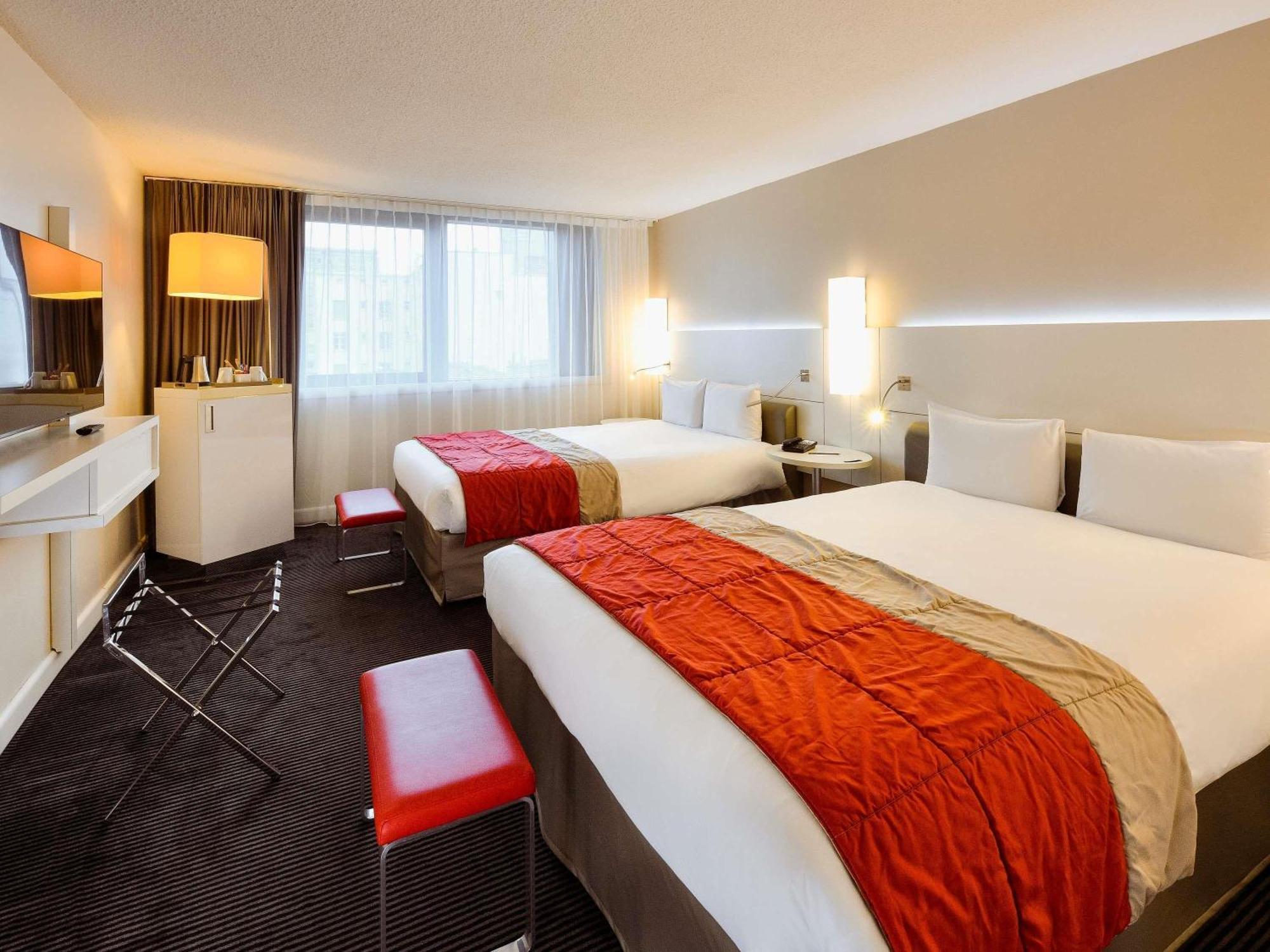 2 adjacent rooms non-connecting
