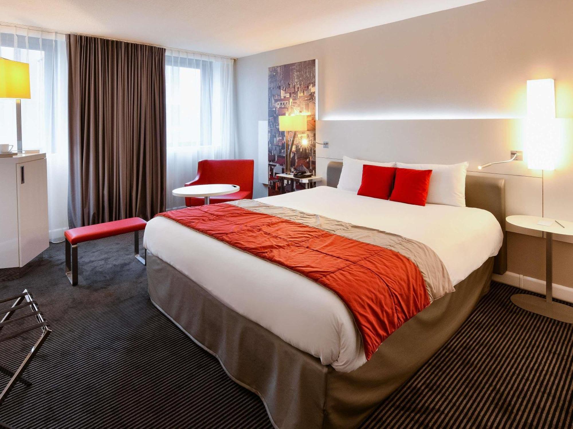2 adjacent rooms non-connecting