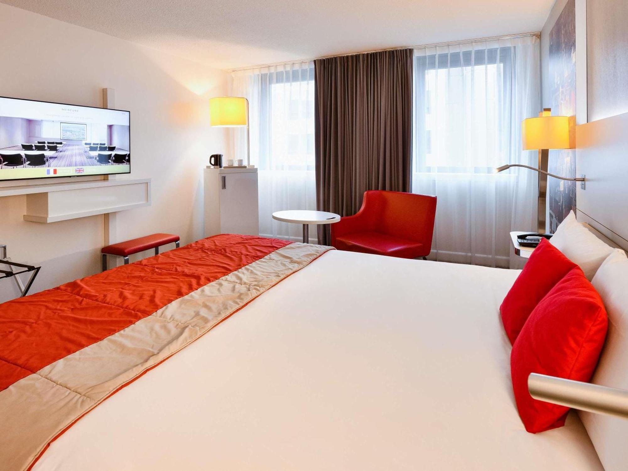 2 adjacent rooms non-connecting