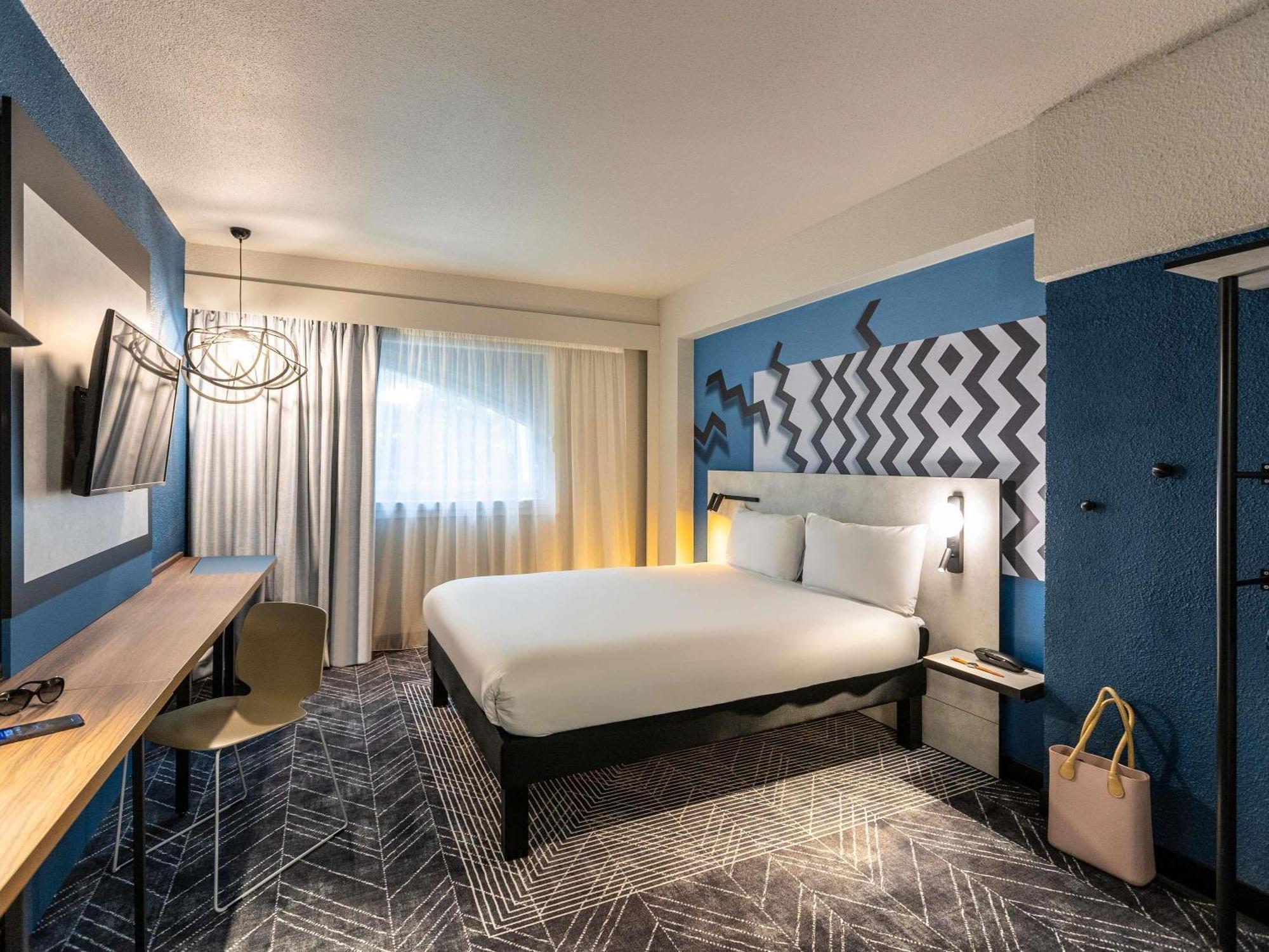 Double Room Queen Bed