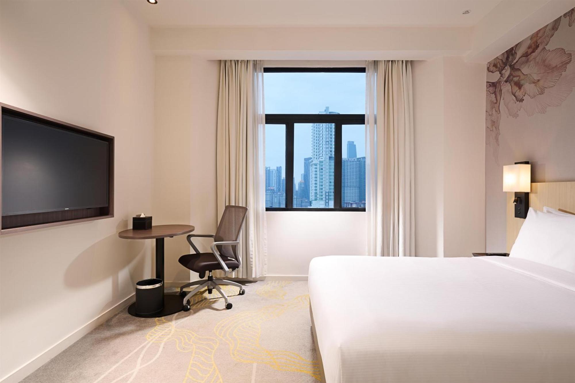 Queen Guest Room City View