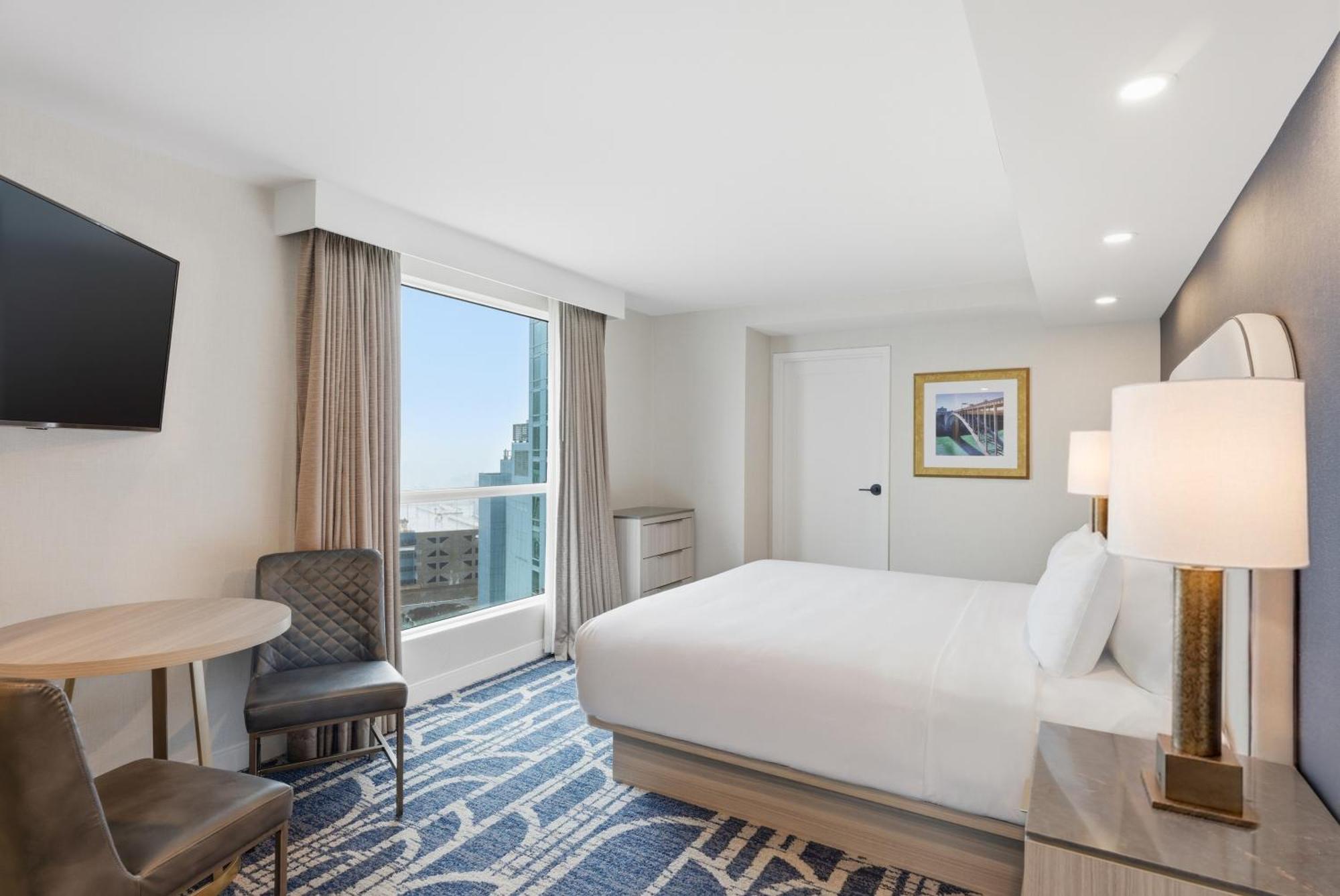 City View | One King Bed