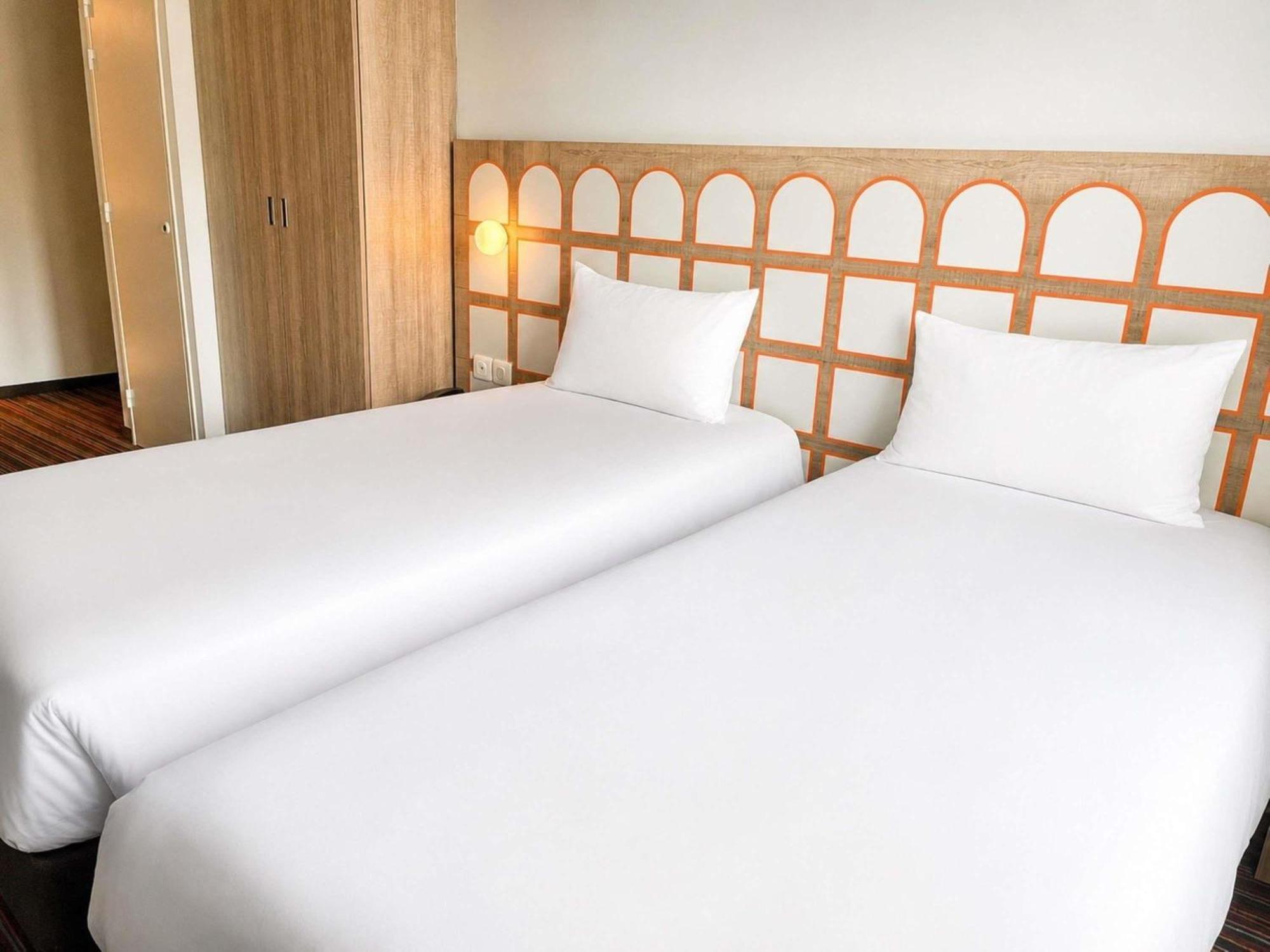 POP Room with Two Single Beds