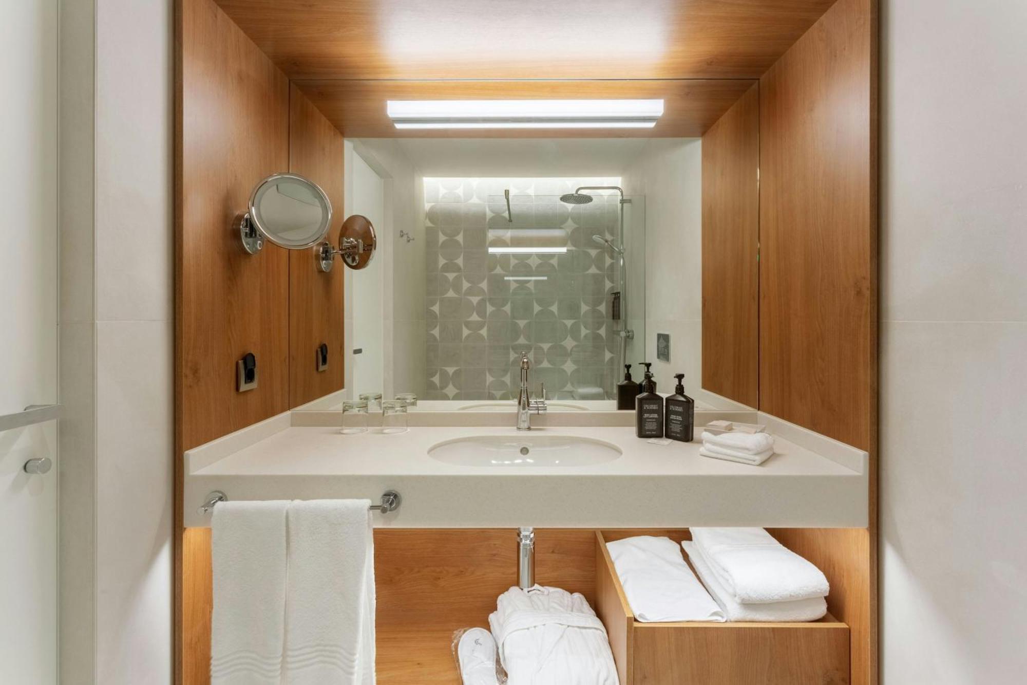 Deluxe Executive level 1 Bedroom Junior Suite 1 King