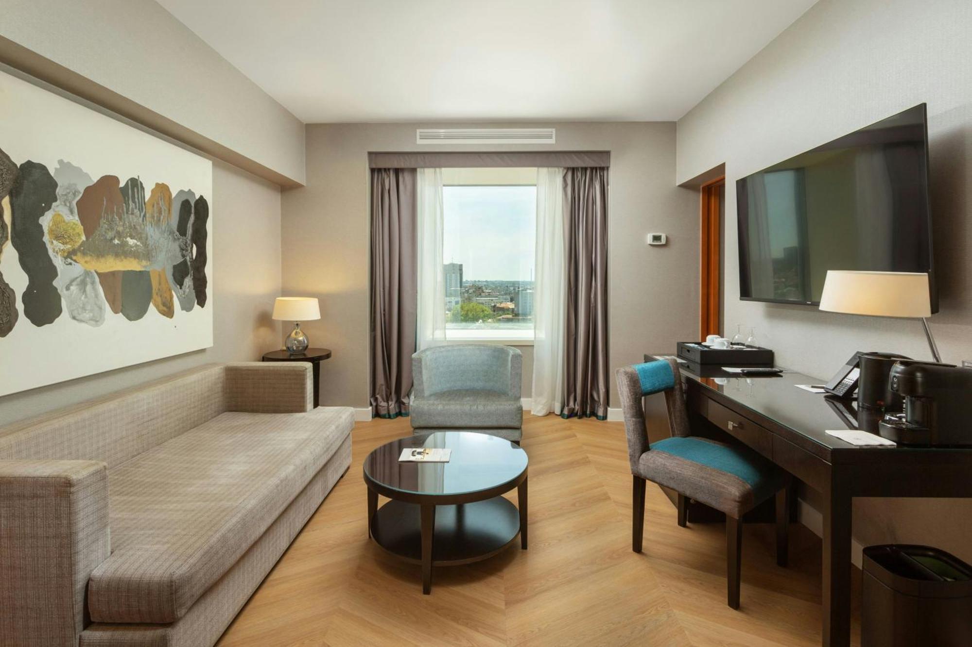 Deluxe Executive level 1 Bedroom Junior Suite 1 King