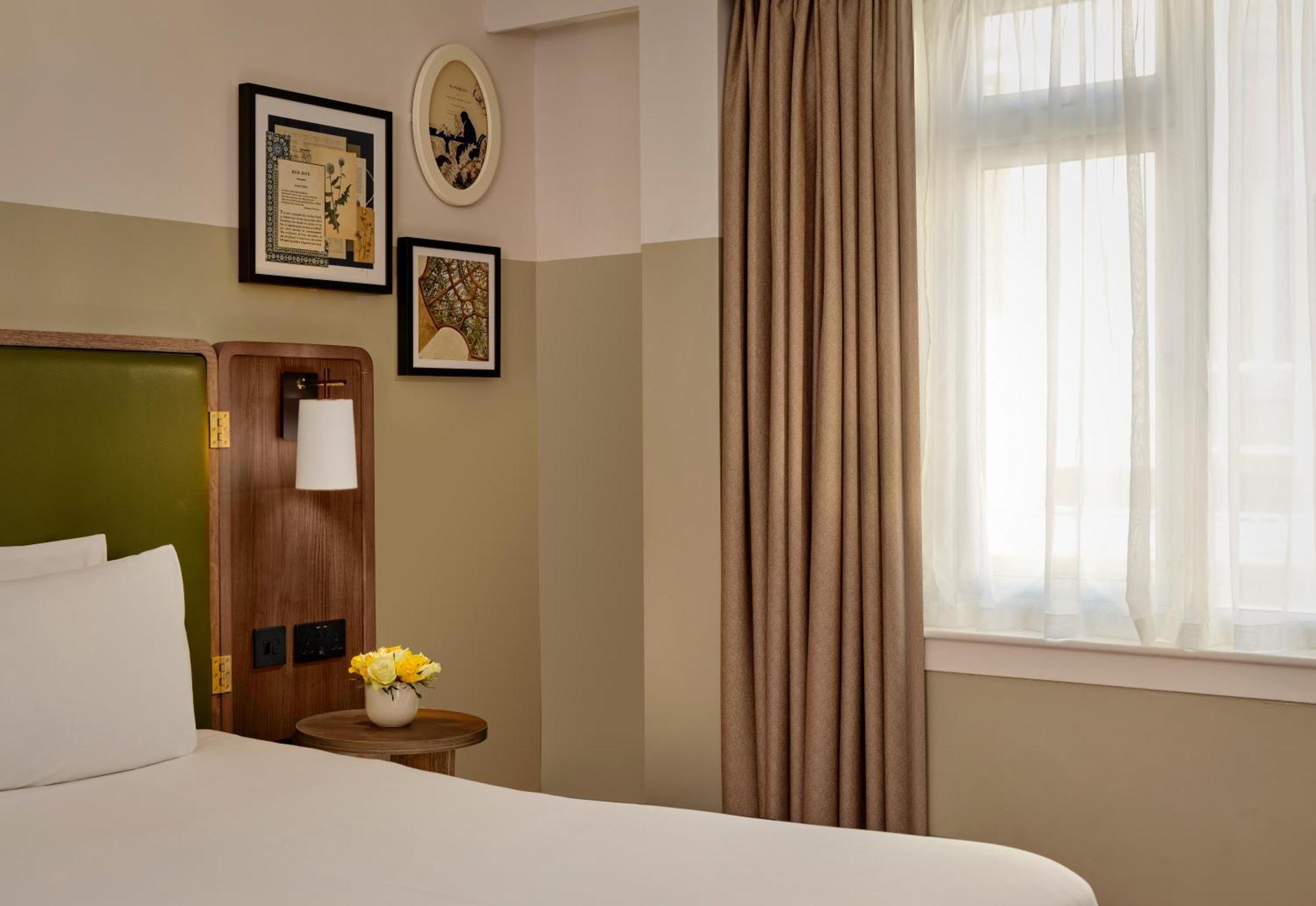 Classic Room 1 Queen Size Bed & 1 Single Bed,1704838062:JPEG