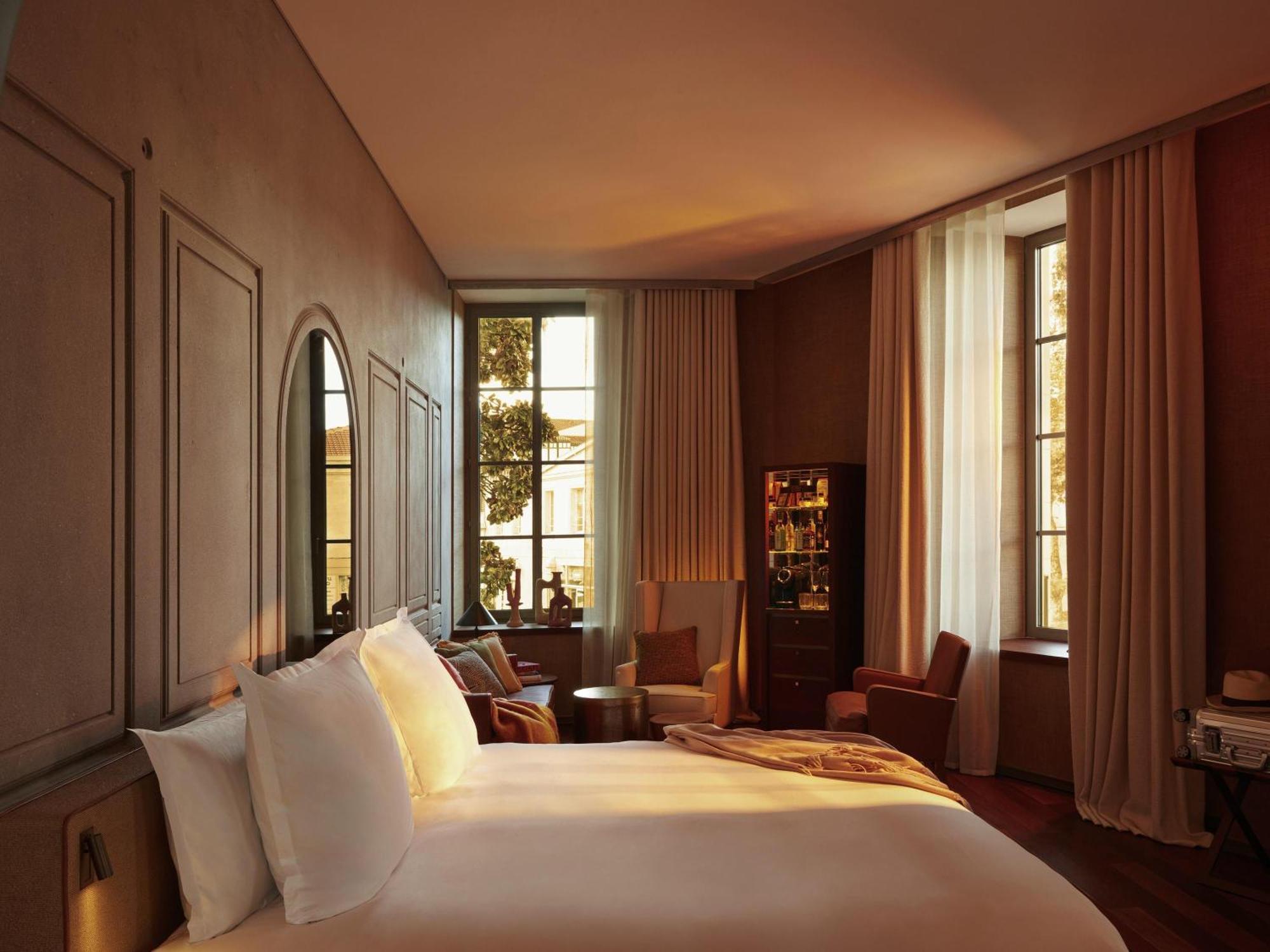 Corner King Suite