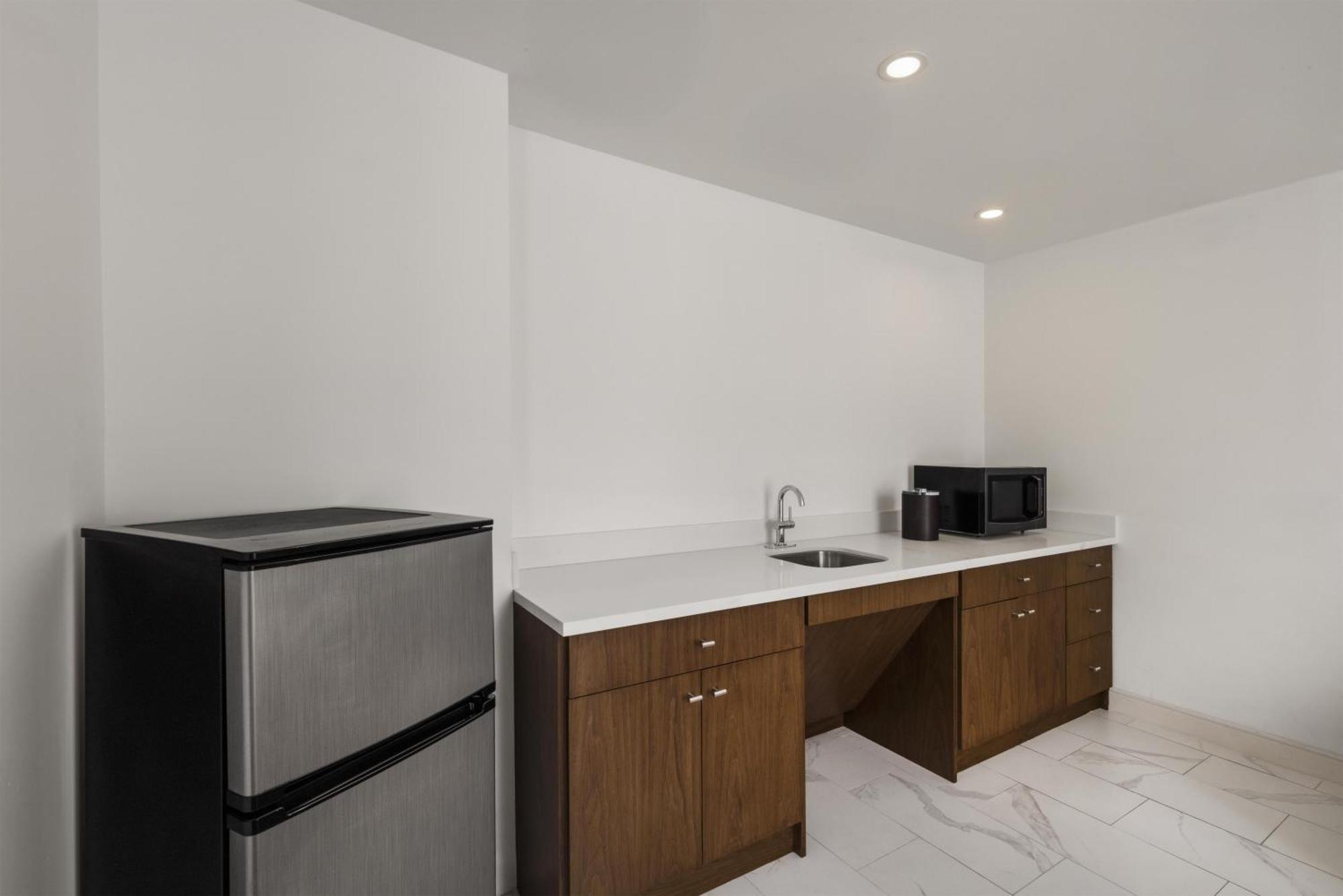 One-Bedroom King Suite Sofa Bed Kitchenette Non-Smoking