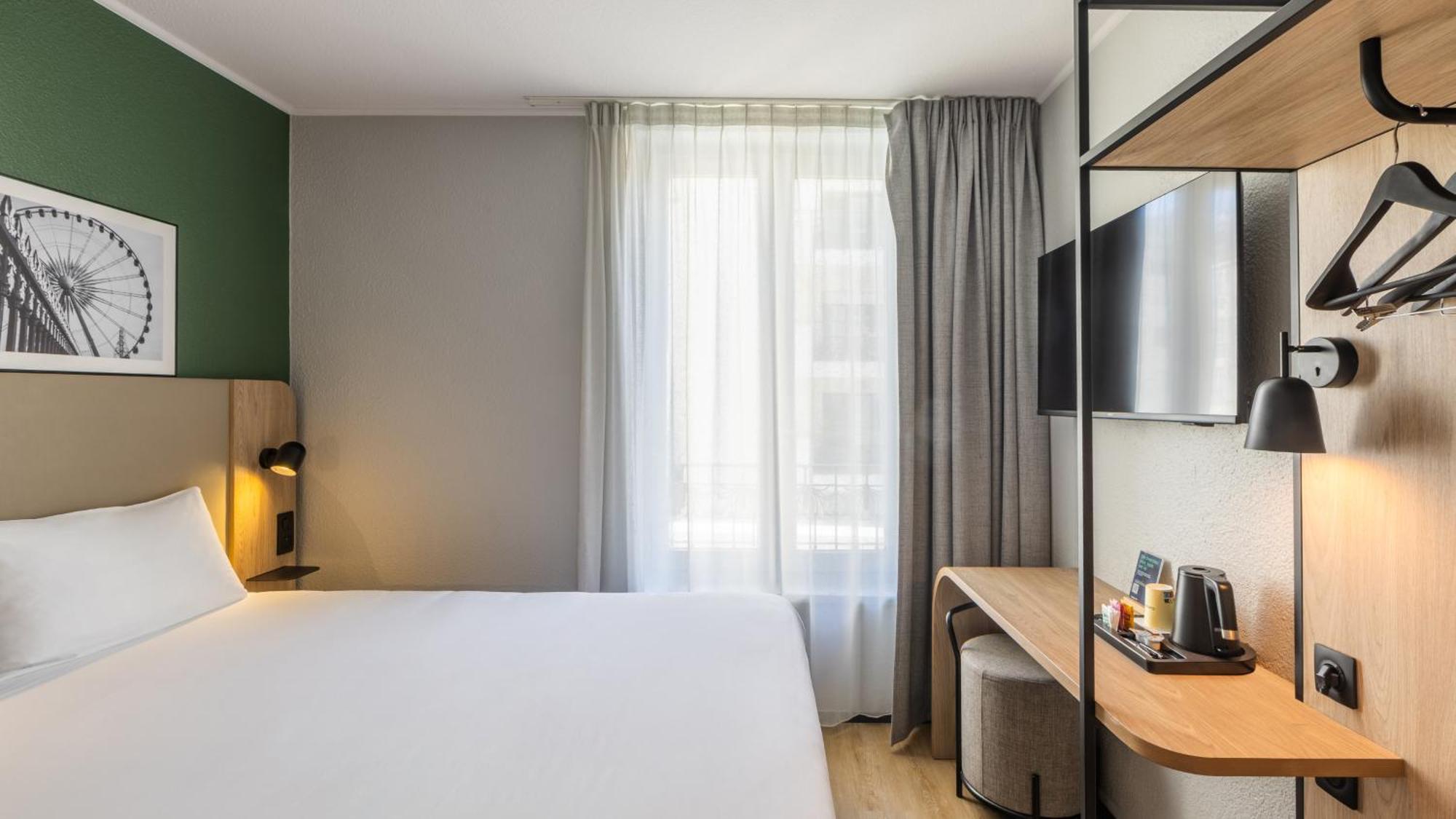 2 Standard Room Connecting 1 Queen Bed 2 Single Beds