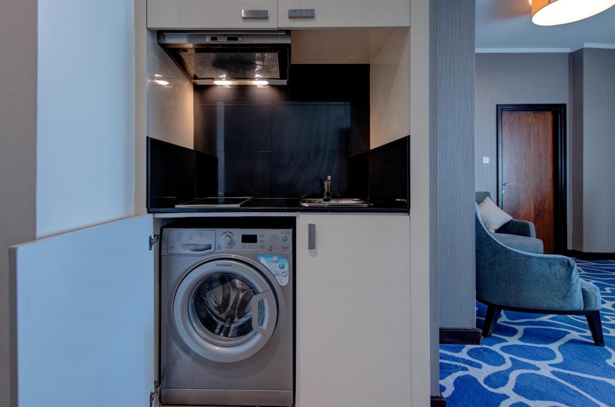 Deluxe One-Bedroom Suite Kitchenette
