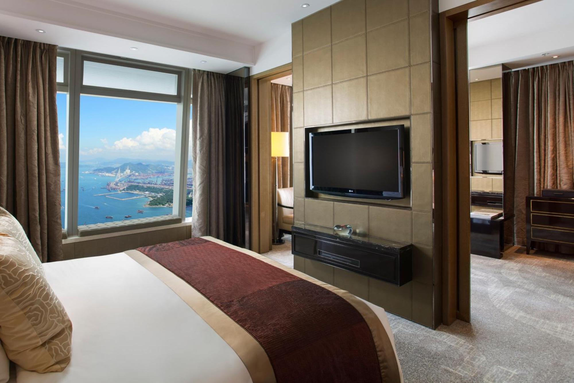 One-Bedroom Family King Suite Club Level Sea View