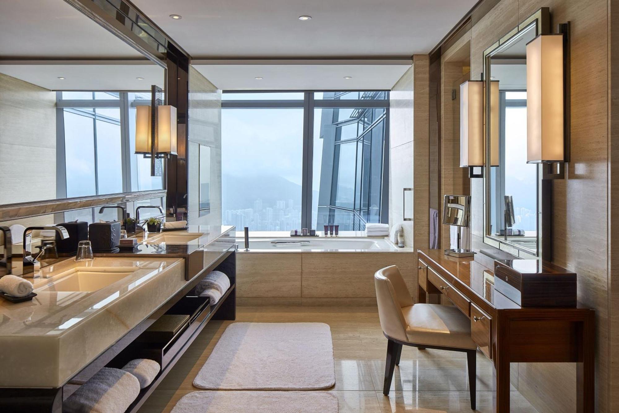 Premier Executive Suite King Bed Club Lounge Access