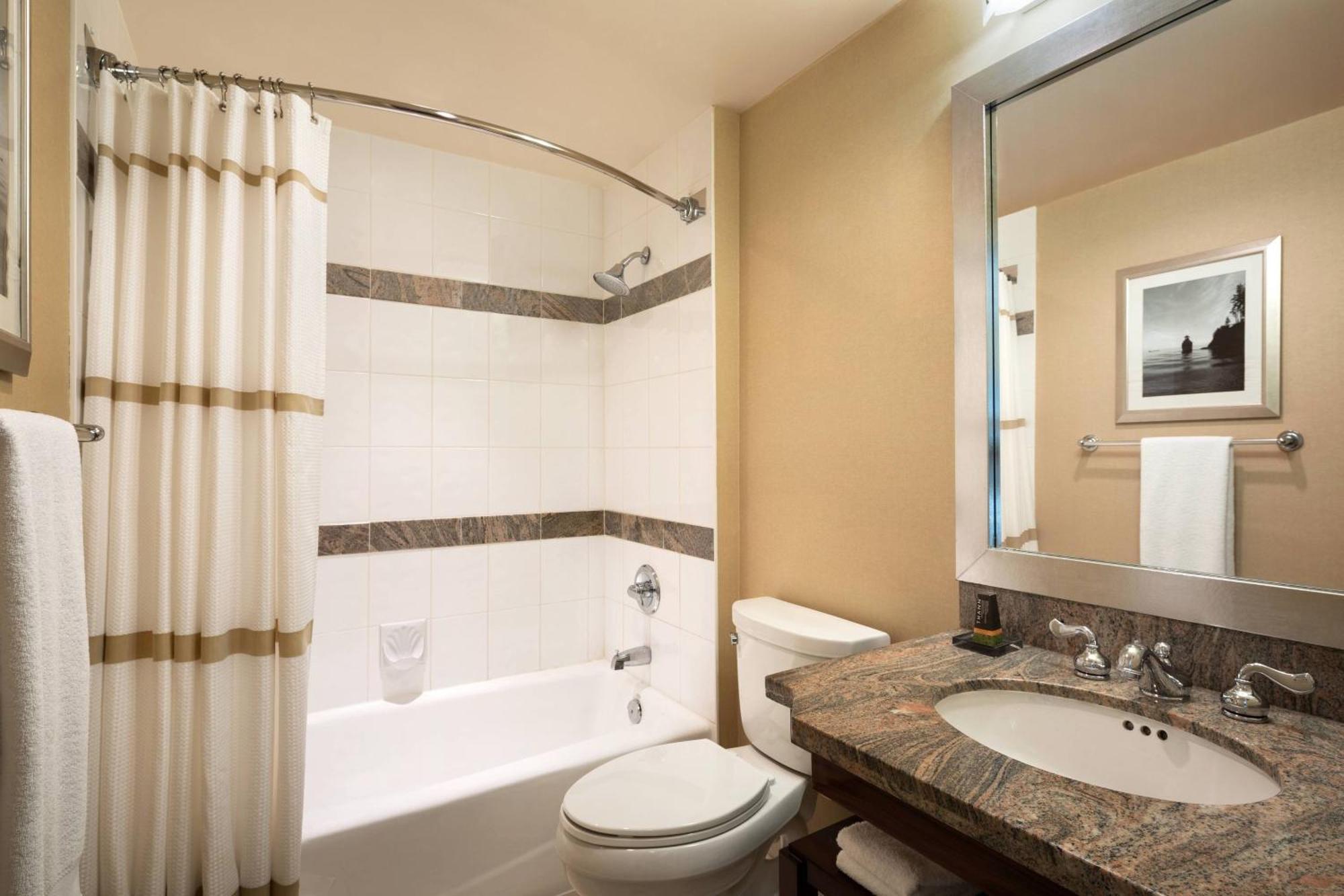 Guest Room 1 double bed City View