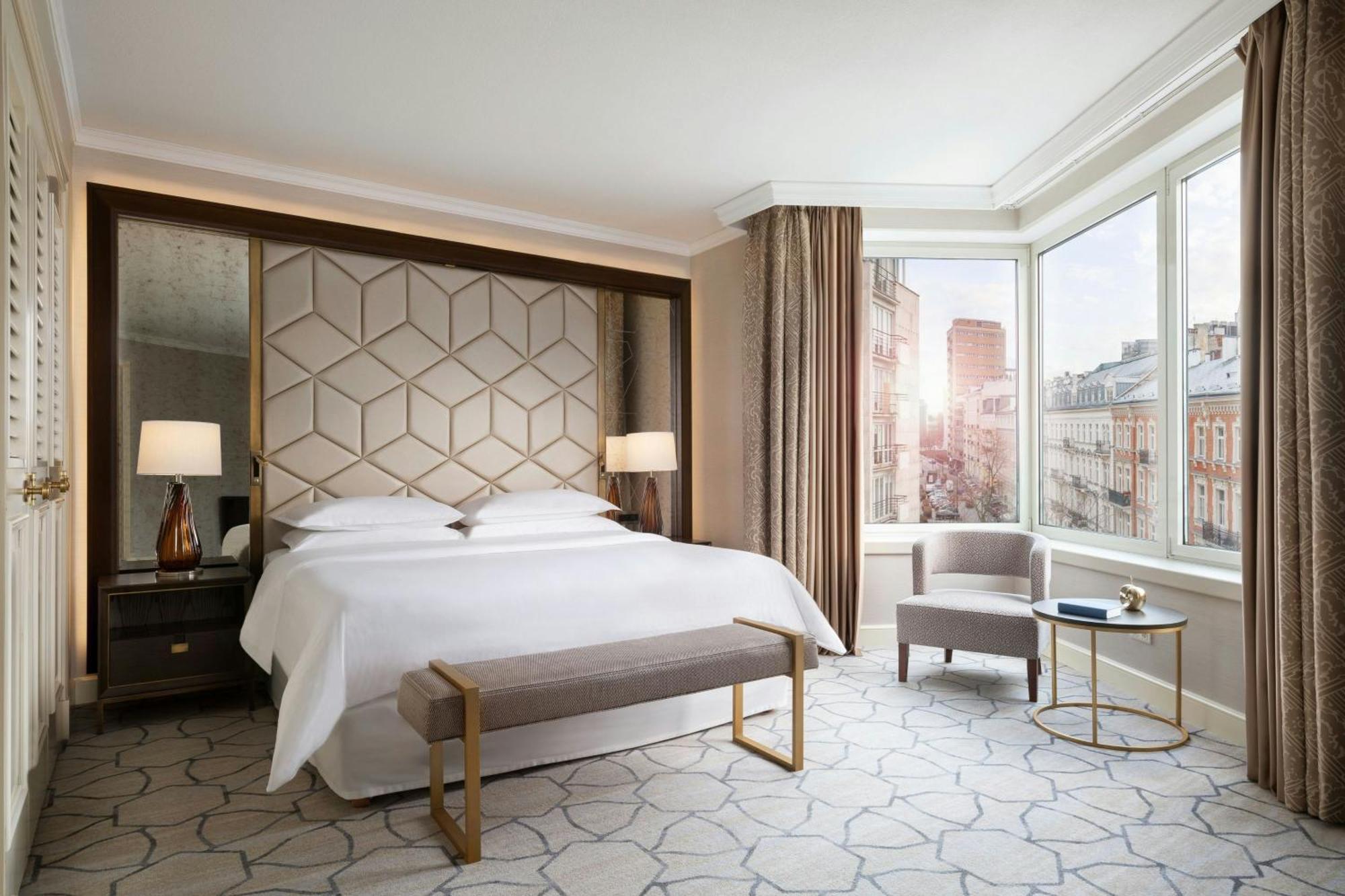 Executive Suite Club lounge access 1 King City view