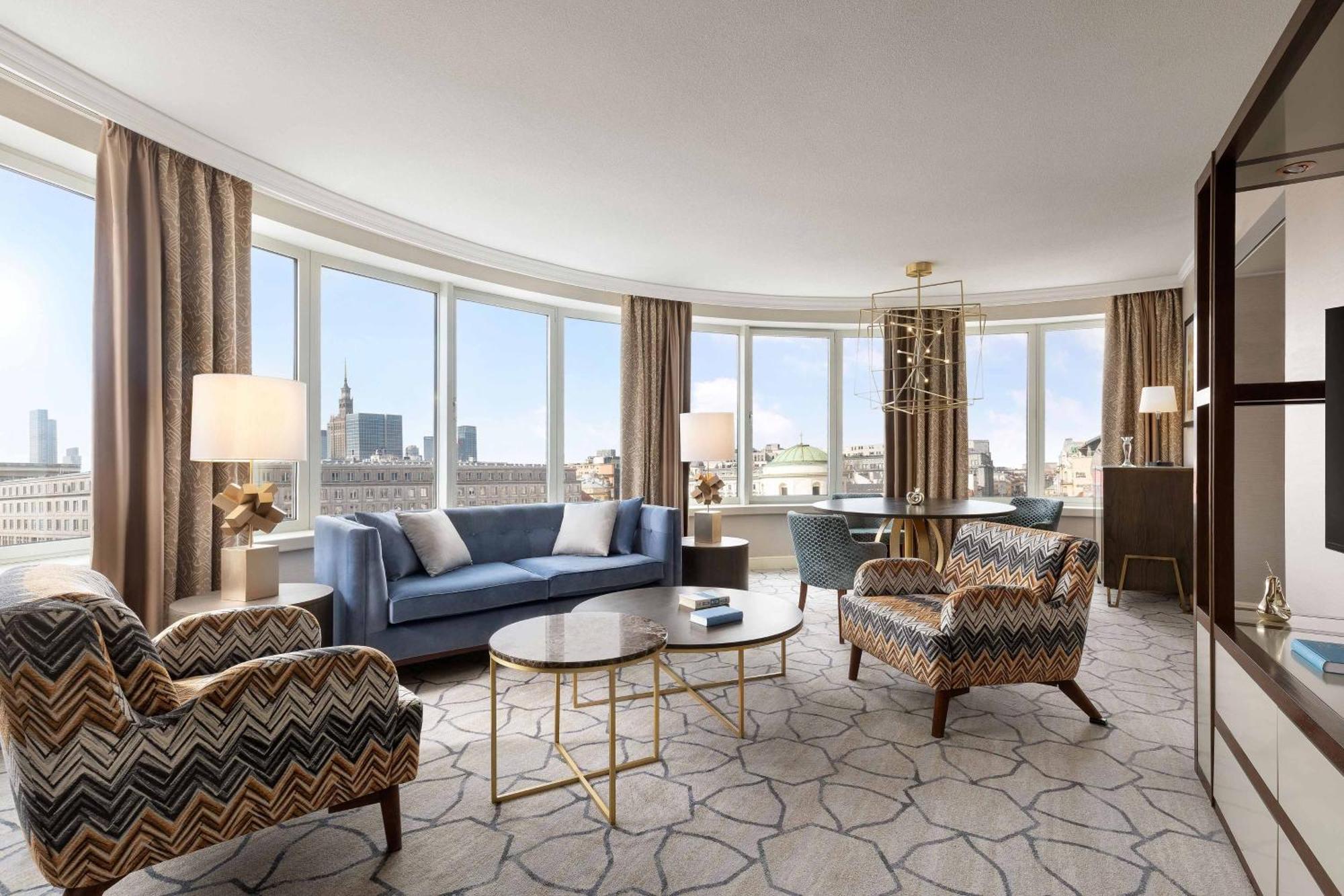 Executive Suite Club lounge access 1 King City view