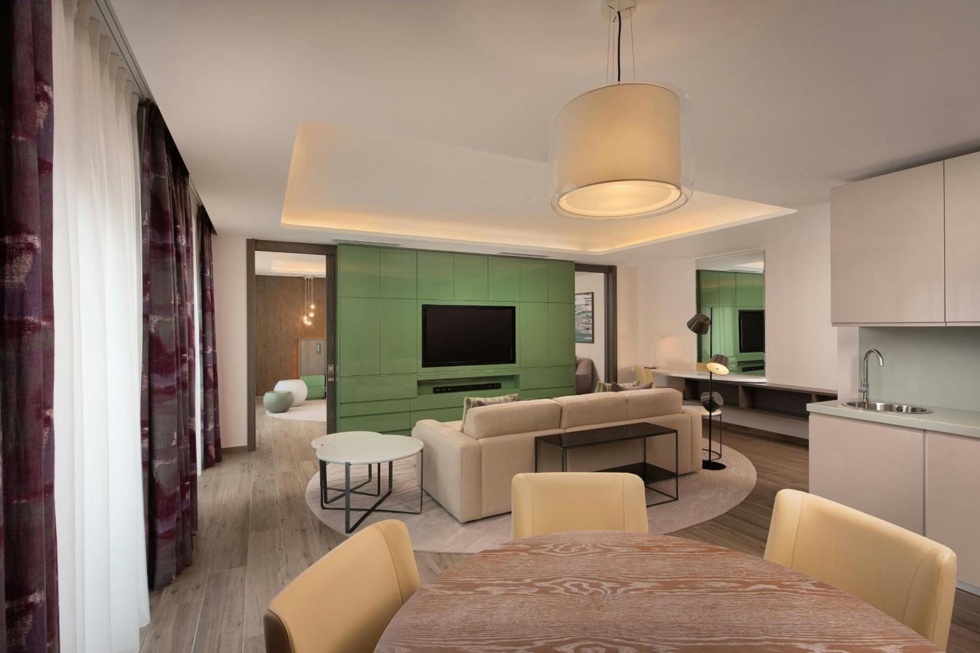 Executive Suite 1 King Bed Garden View