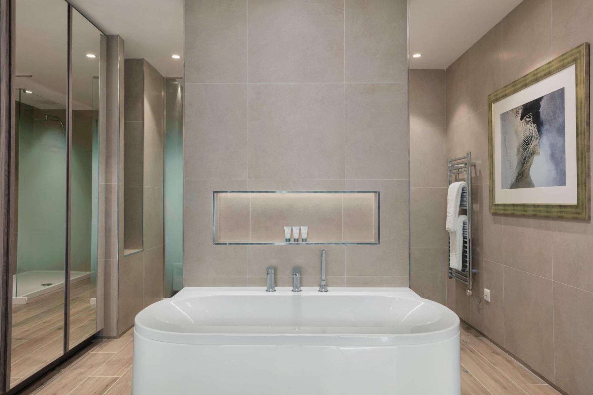 Executive Suite 1 King Bed Garden View