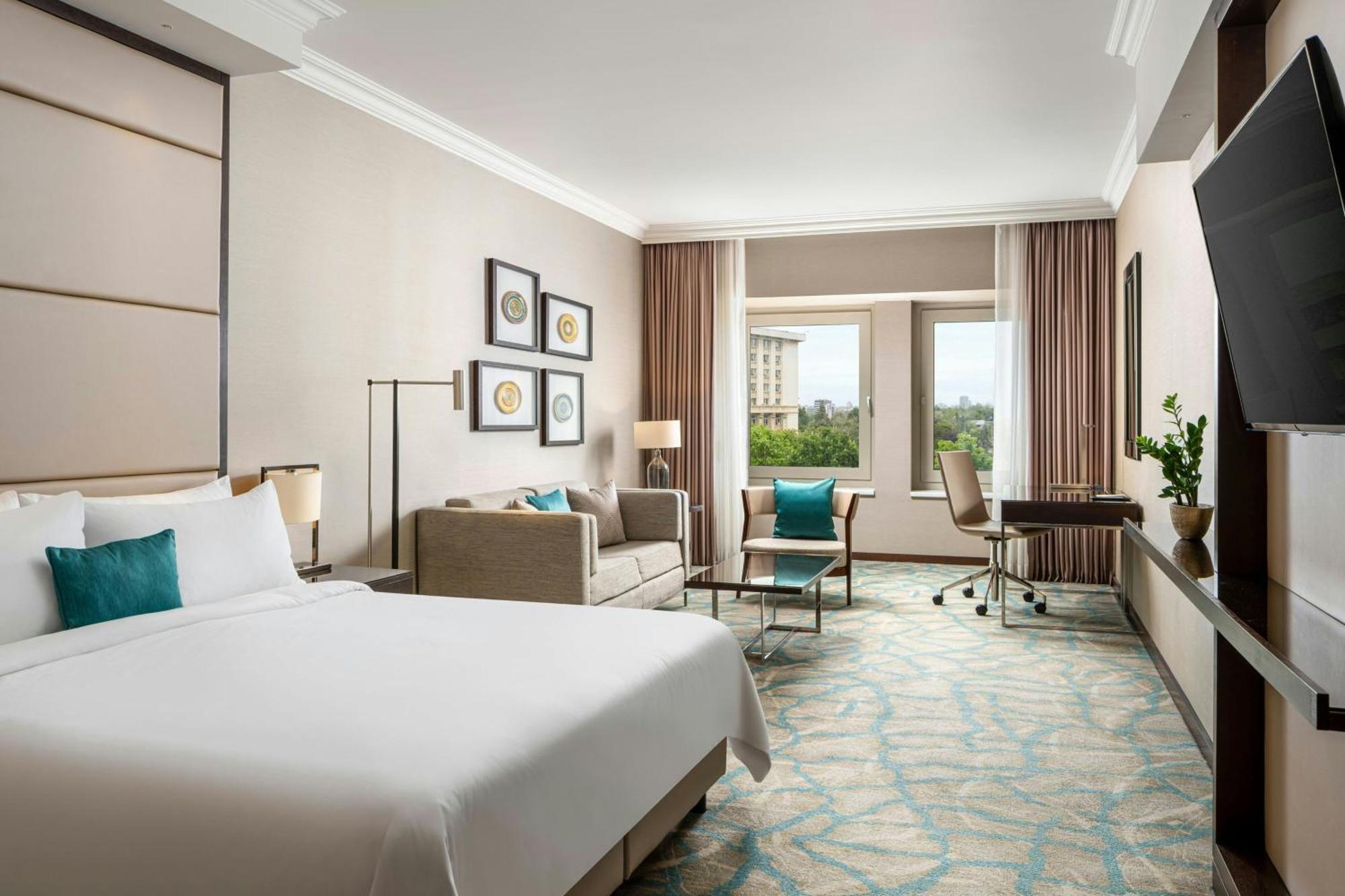 Grand Executive One King Bed Access Executive Lounge