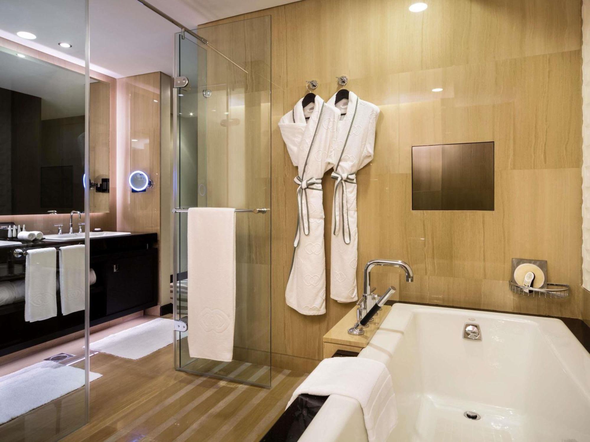 Prestige Suite Club Access Sea or City View